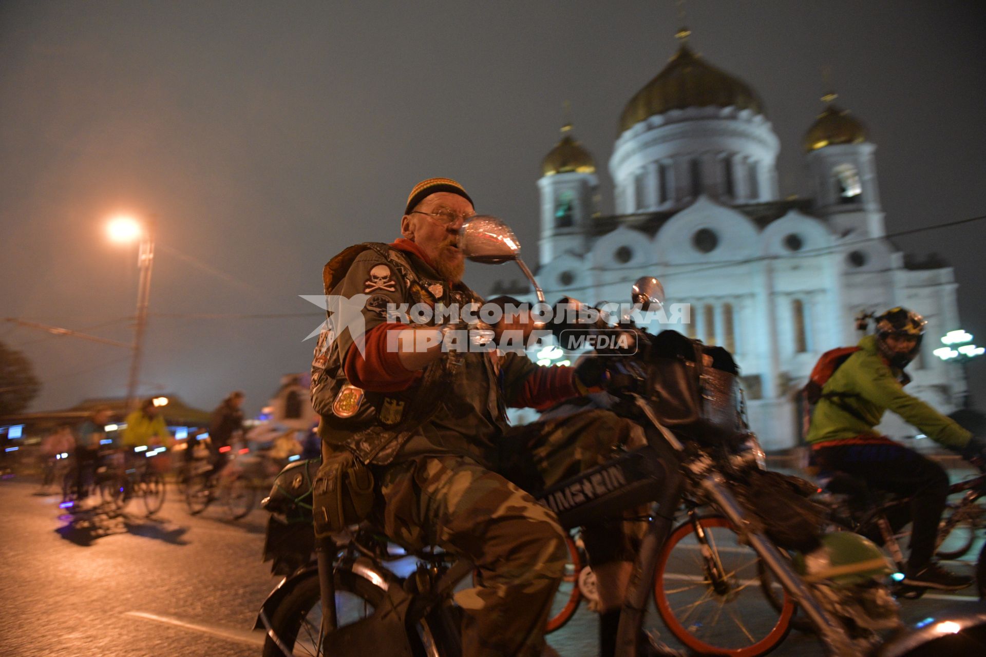 Москва.   Участники третьего ночного  велопарада на улице Волхонка.