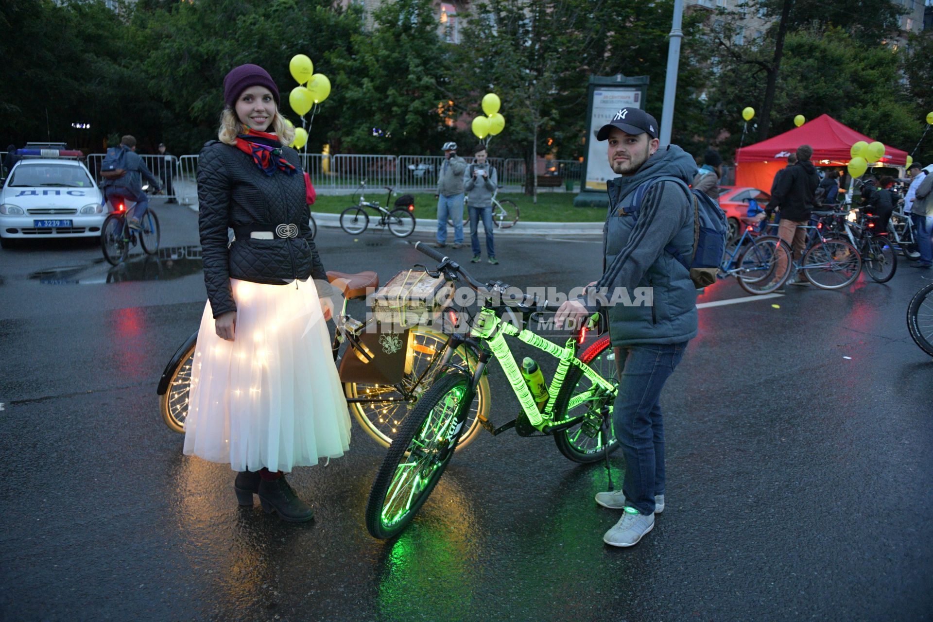 Москва.   Участники третьего ночного  велопарада на одной из улиц города.