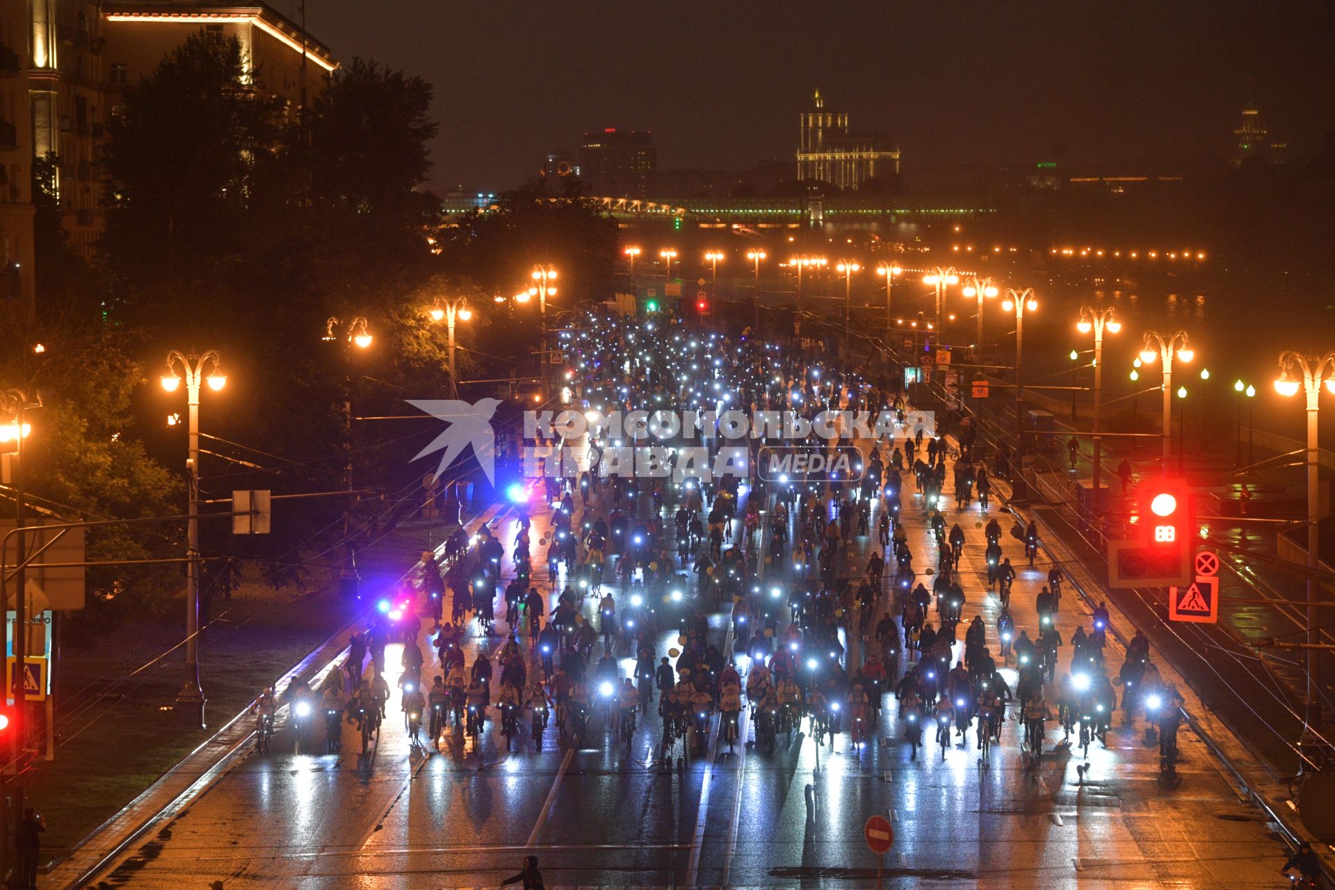 Москва.   Участники третьего ночного  велопарада на одной из улиц города.