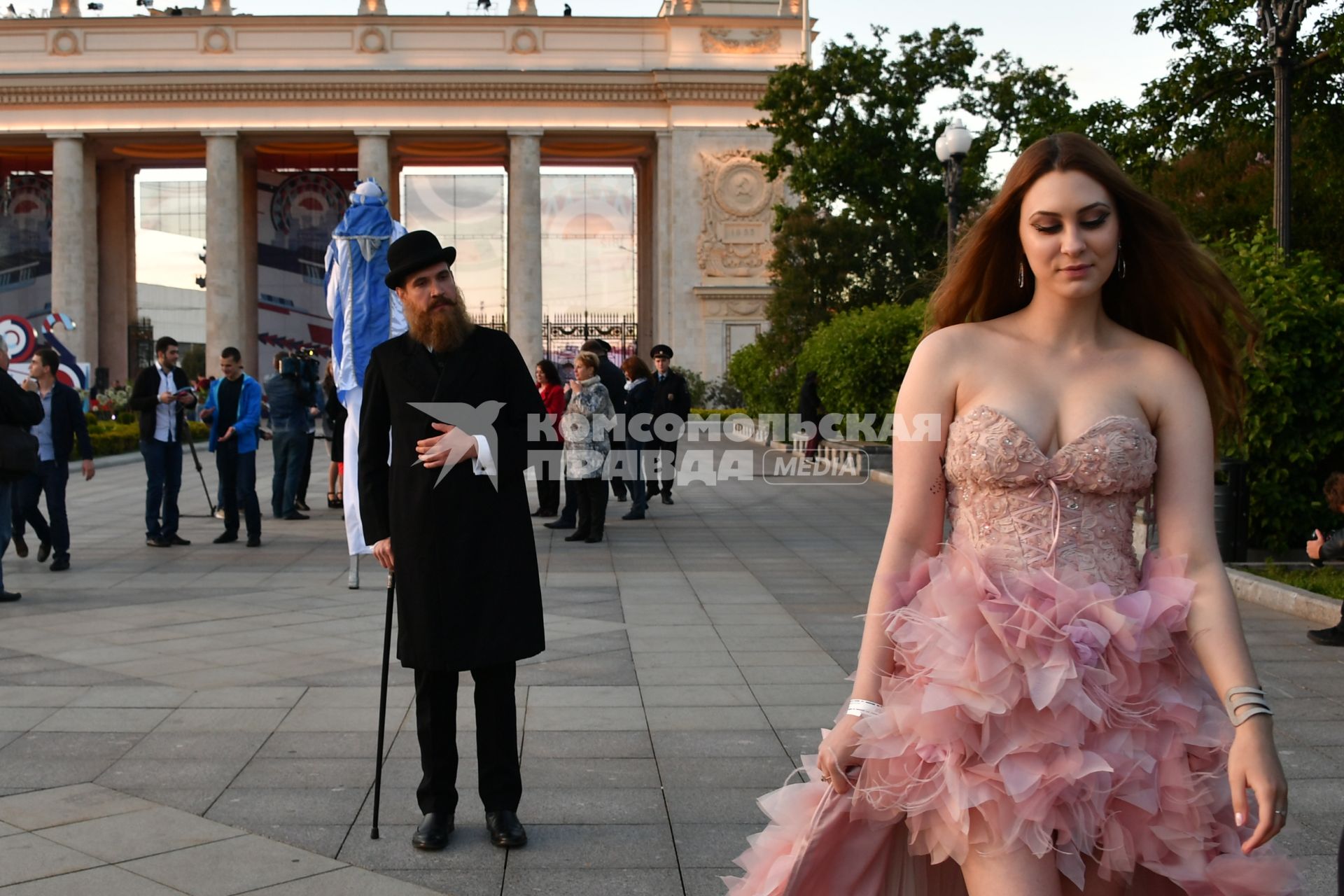 Москва.  Выпускница  гуляет в Парке Горького.