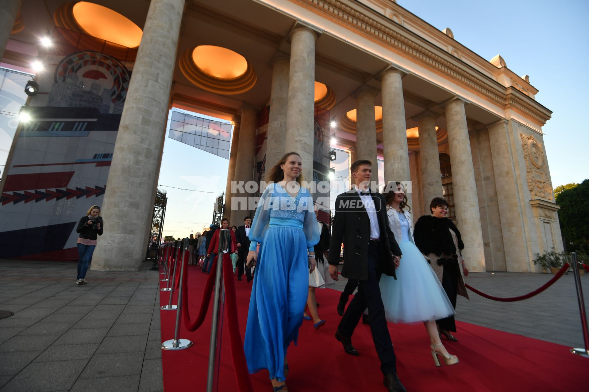 Москва. Выпускники идут по красной дорожке в Парке Горького.