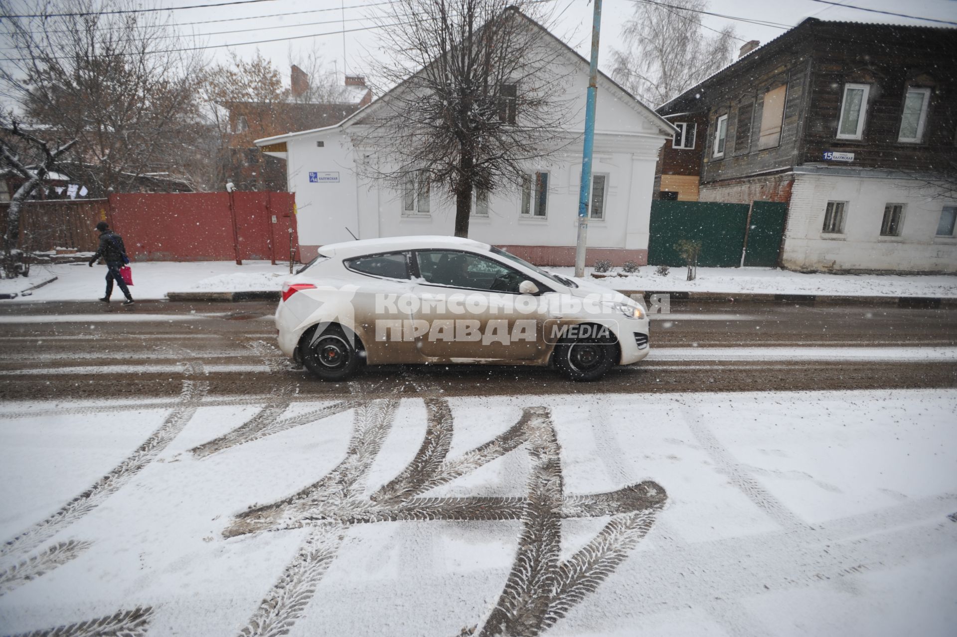 Московская область, Серпухов. Автомобиль на улице города.