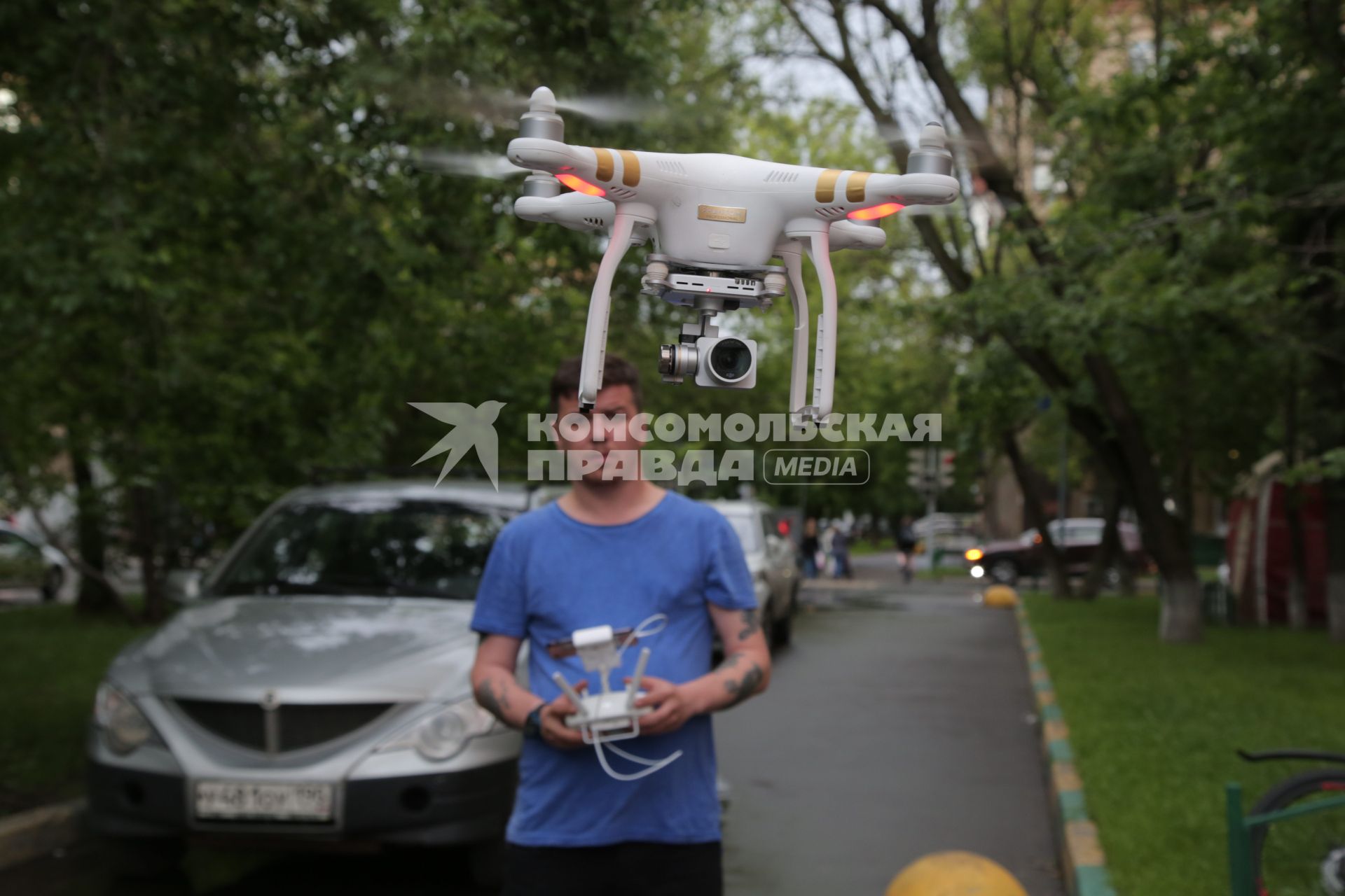 Москва. Фотокорреспондент `Комсомольской правды` Виктор Гусейнов с квадрокоптером возле редакции.