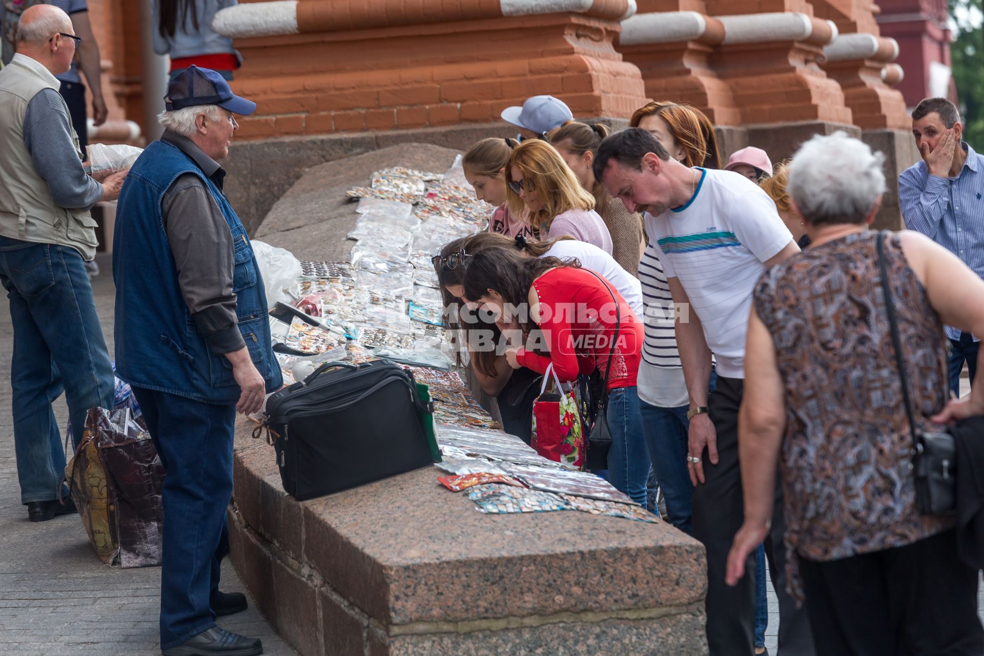 Москва.   Коллекционеры, фалеристы  на площади Революции.