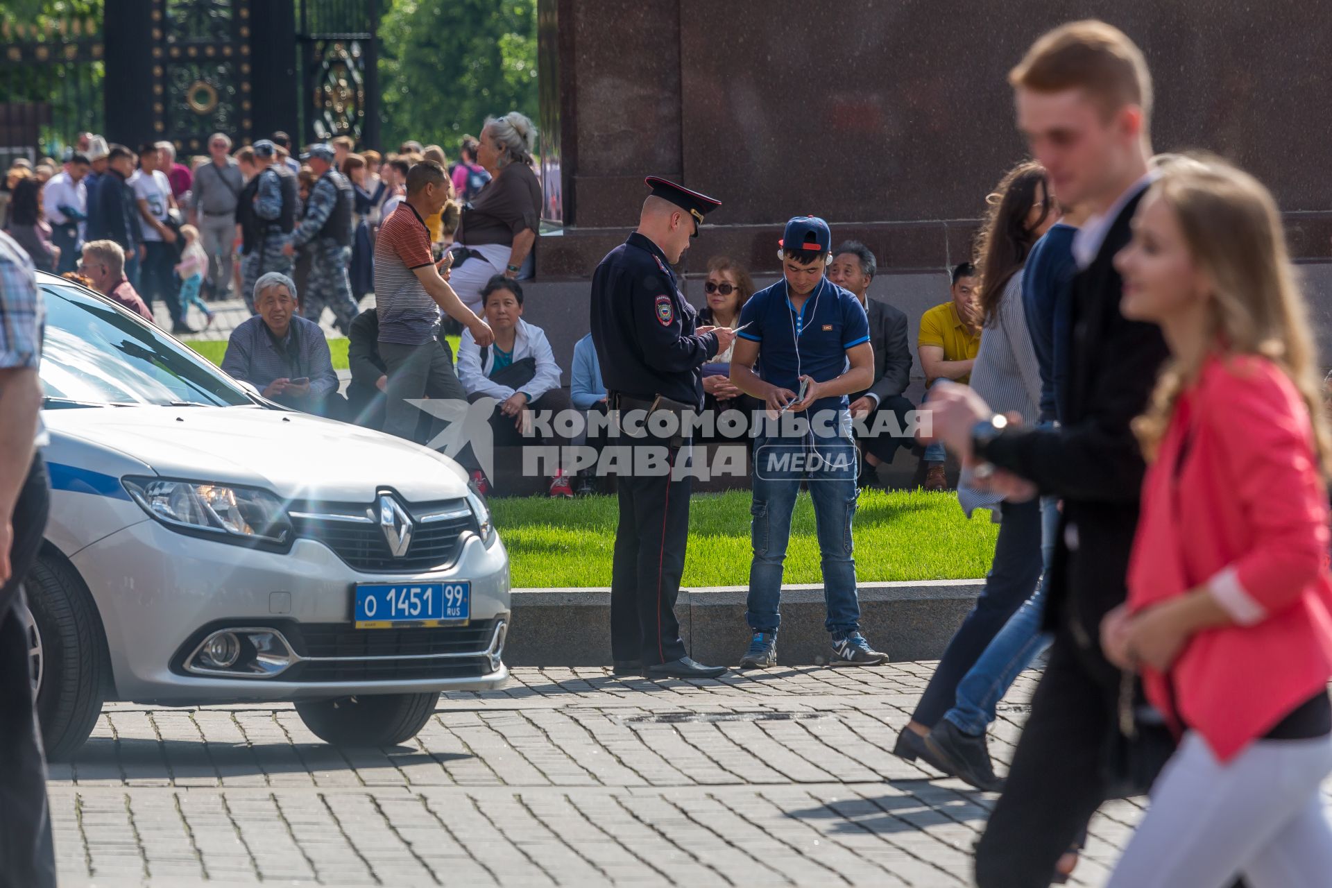 Москва.    Китайские туристы отдыхают у Александровского сада.