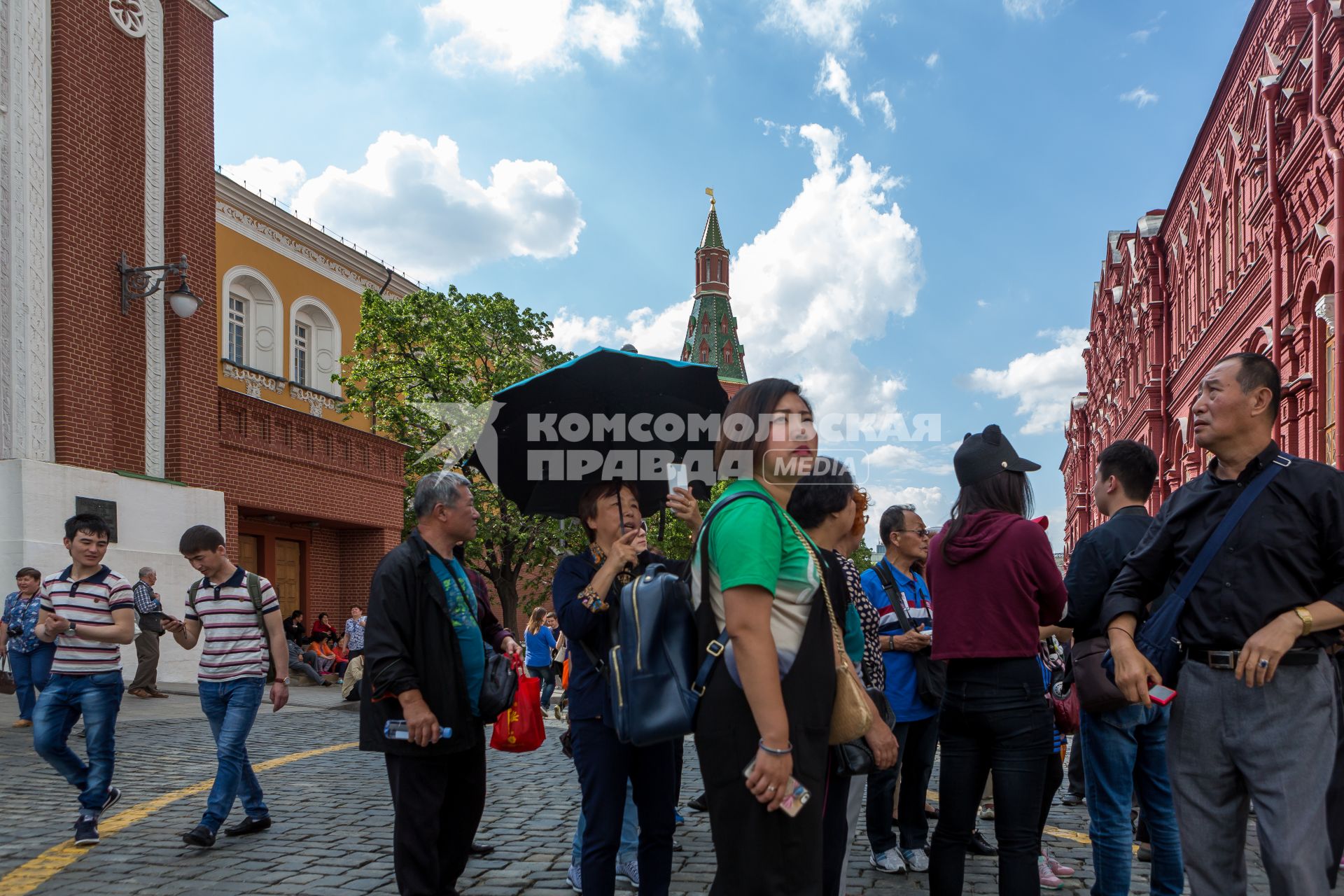 Москва.  Китайские туристы  в Кремлевском проезде.