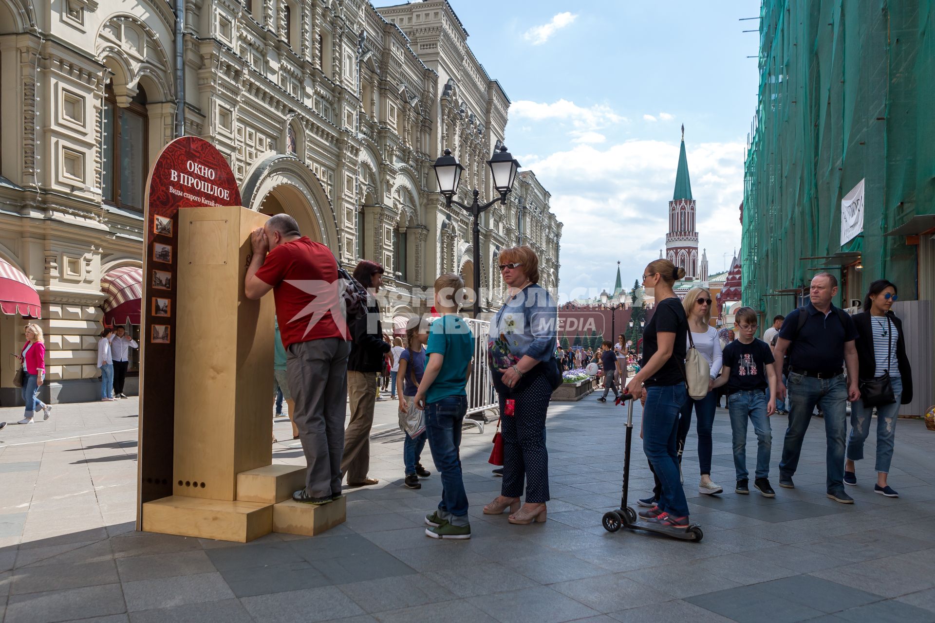 Москва. Посетители фестиваля    \"Времена и Эпохи\" на Никольской улице.