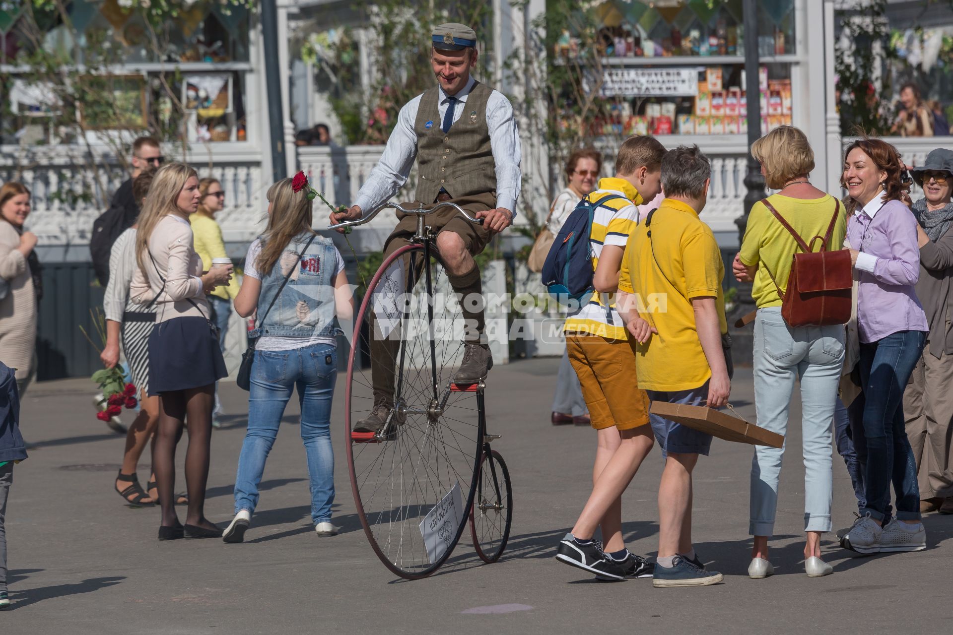 Москва. Участники фестиваля `Времена и Эпохи` на площади Революции.