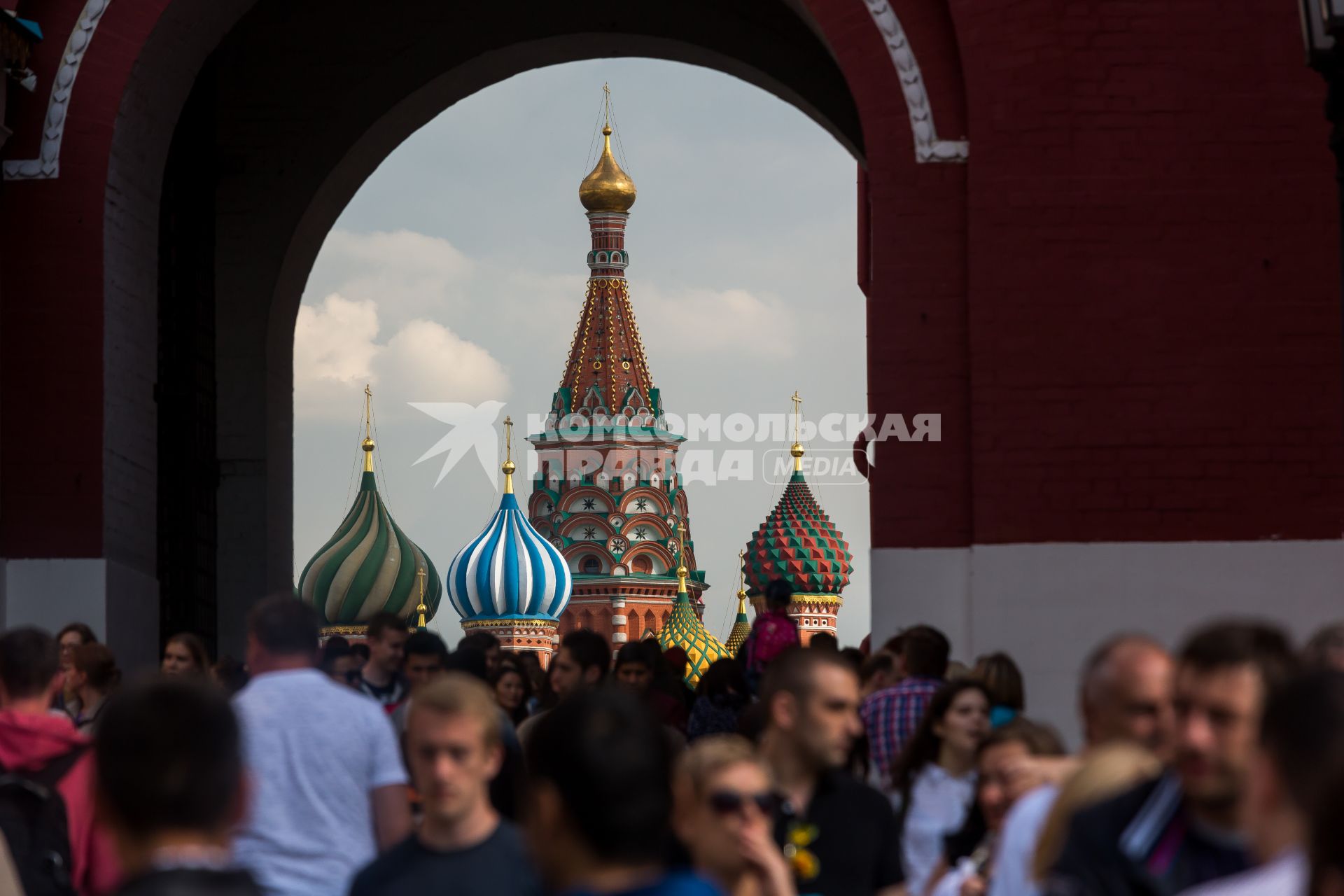 Москва.   Вид на  храм Василия Блаженного через арку Воскресенских ворот.