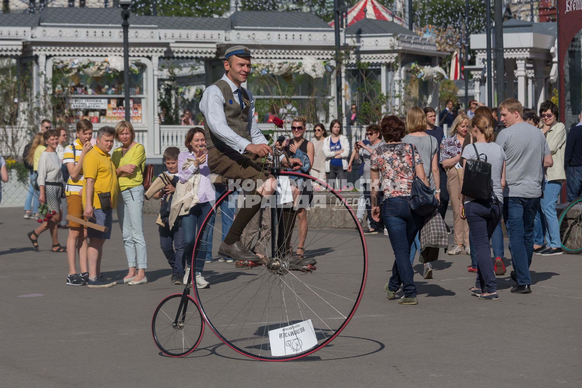 Москва. Участники фестиваля `Времена и Эпохи` на площади Революции.