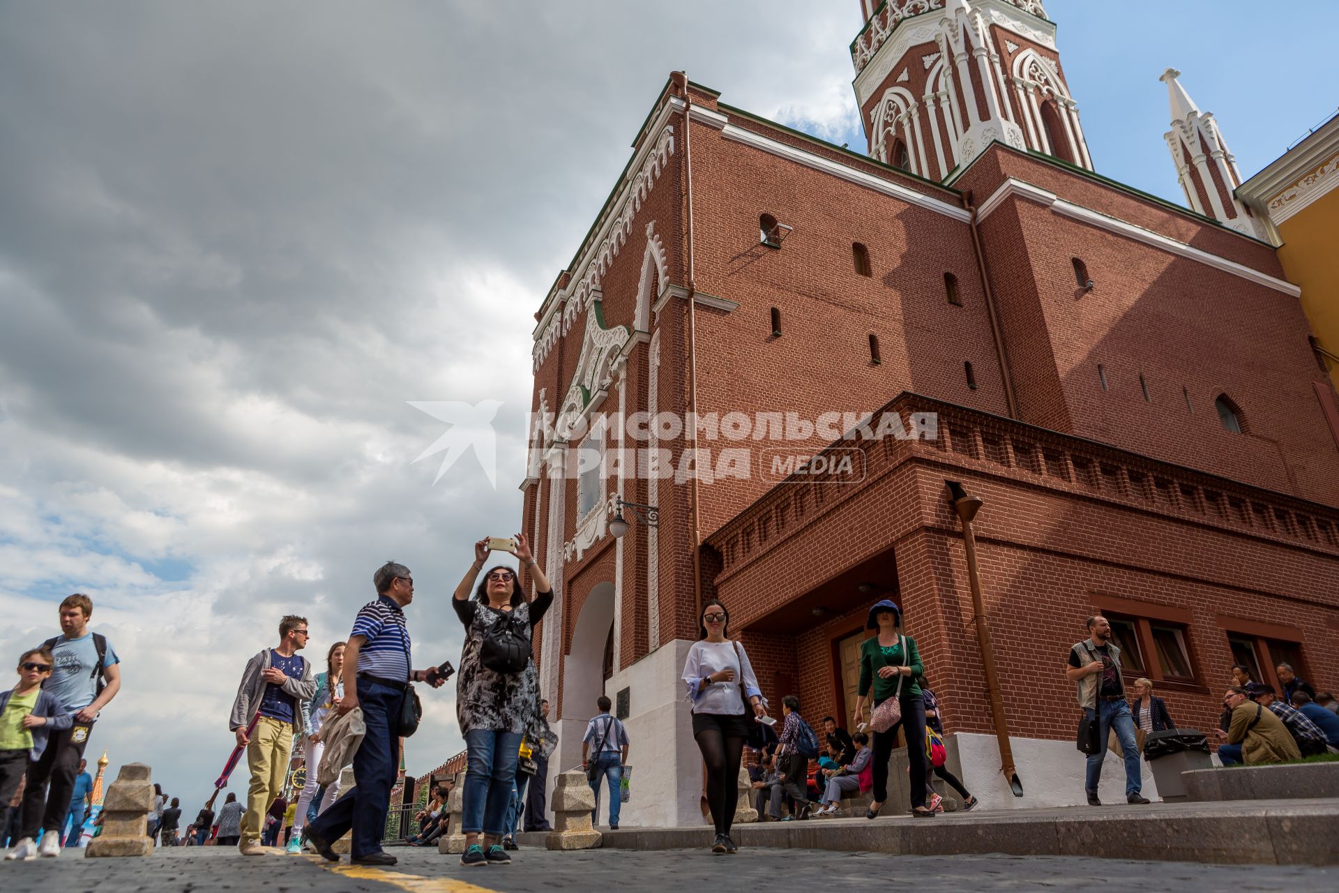 Москва.  Туристы  в Кремлевском проезде.