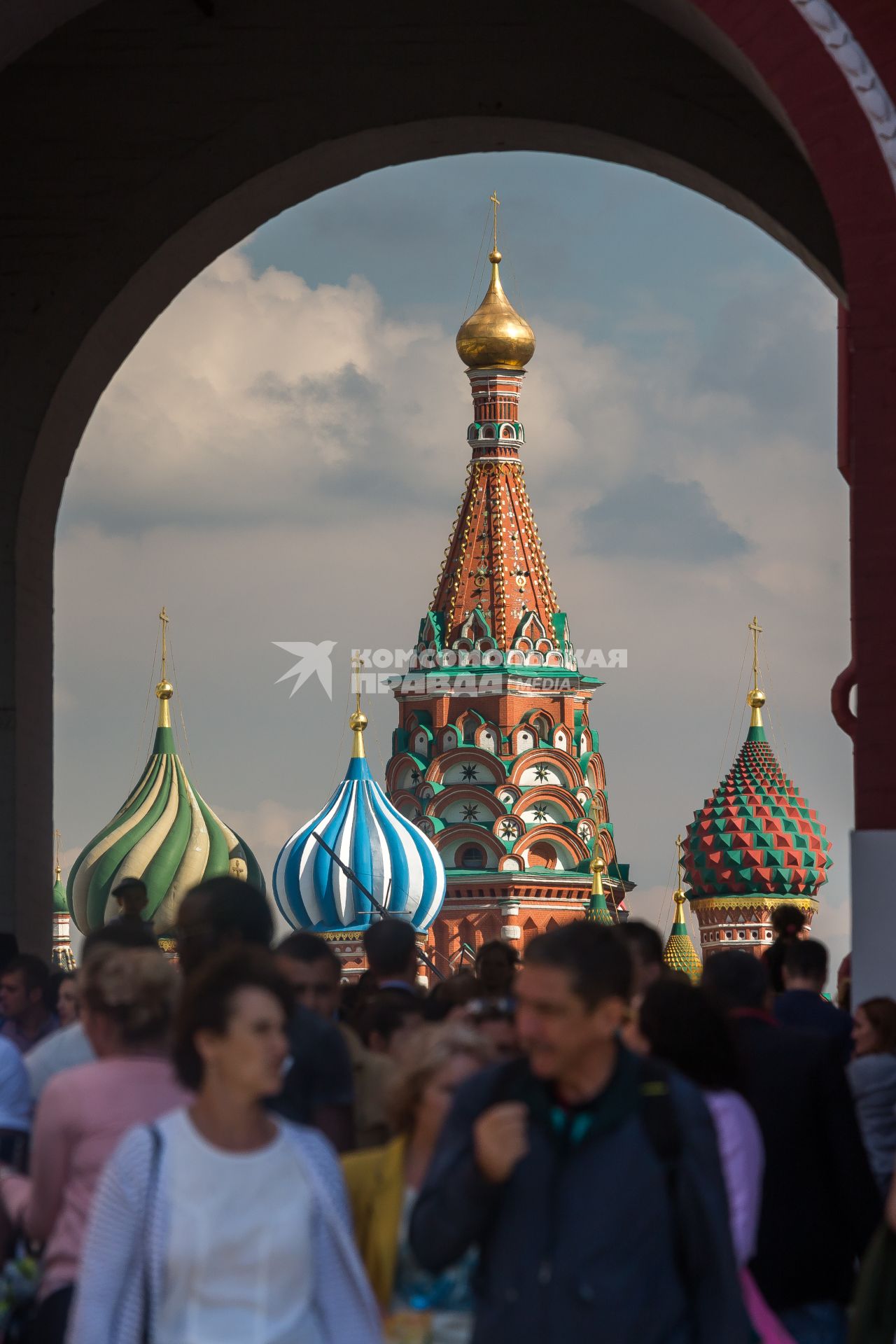 Москва.   Вид на  храм Василия Блаженного через арку Воскресенских ворот.