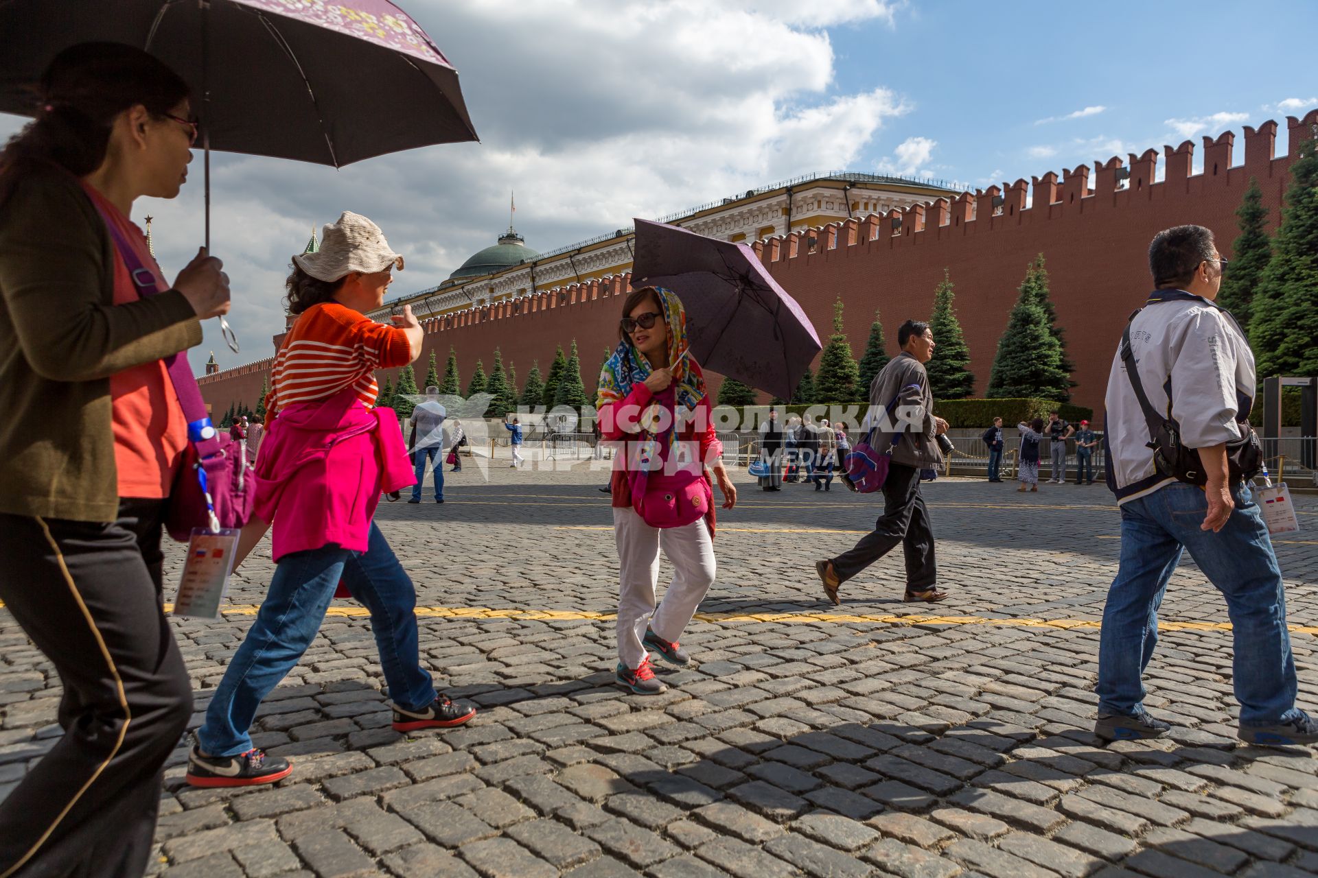 Москва.  Китайские туристы на Красной площади.