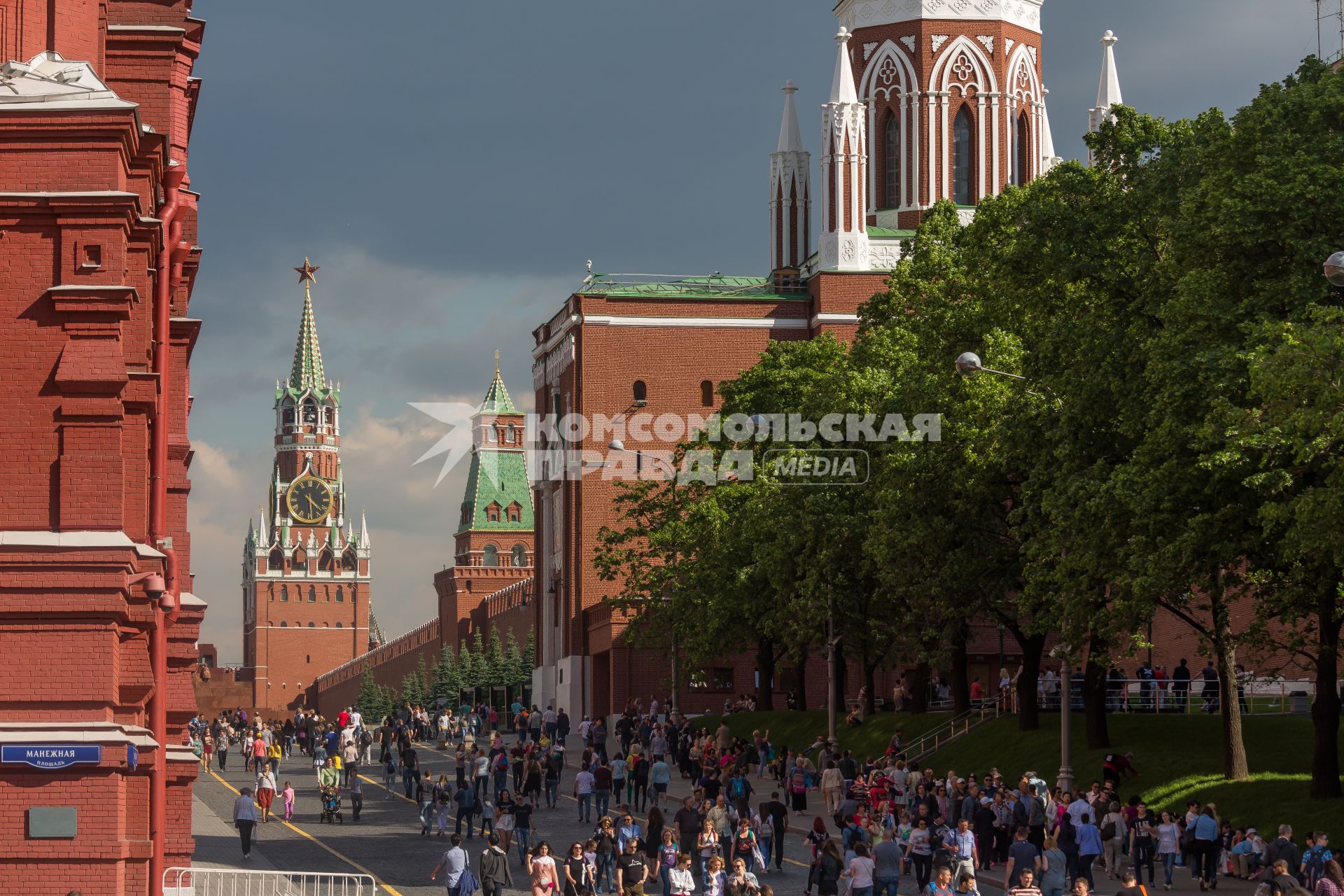 Москва. Туристы  в Кремлевском проезде.