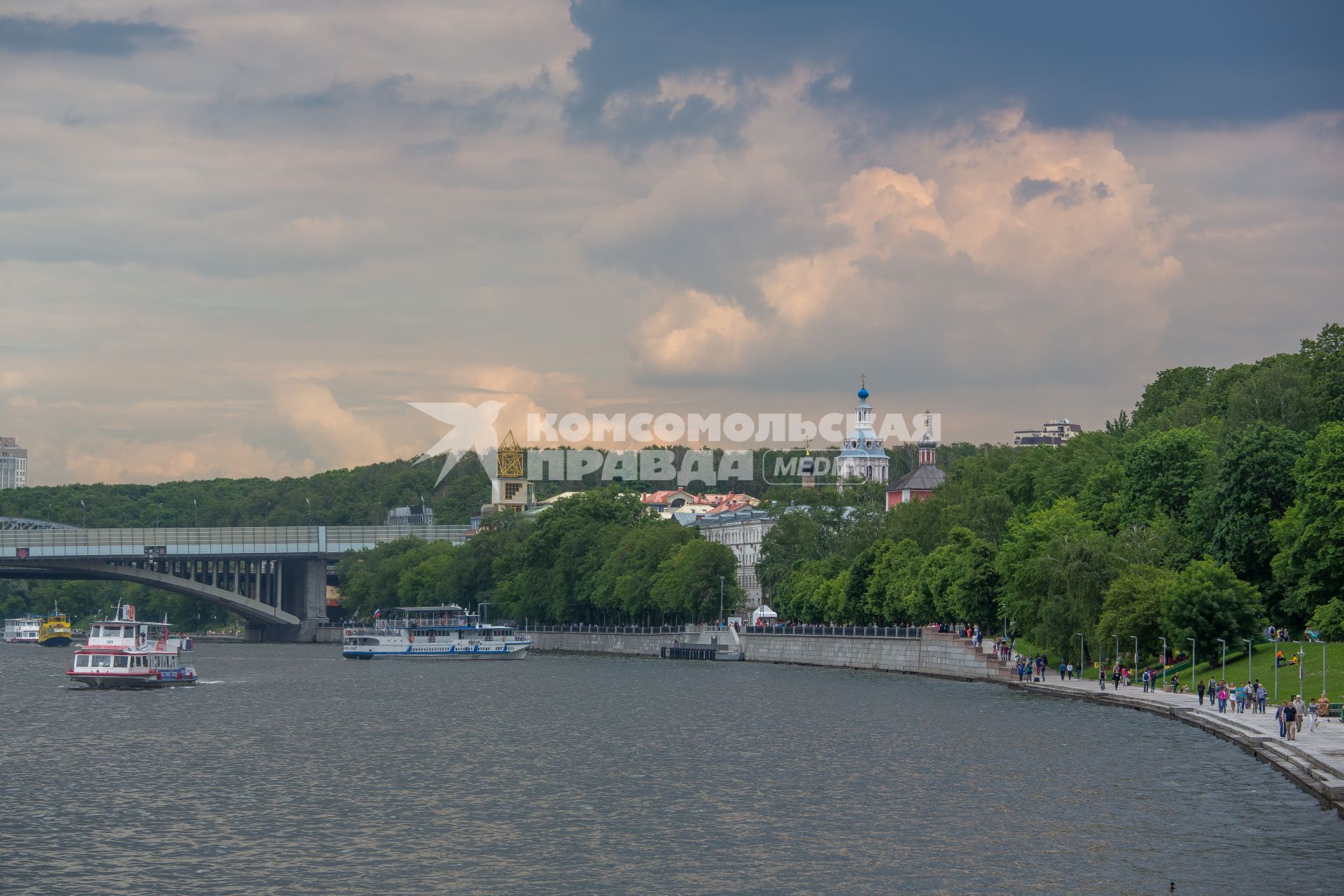 Москва.   Вид на  Андреевскую набережную, Андреевский монастырь и Новоандреевский мост.