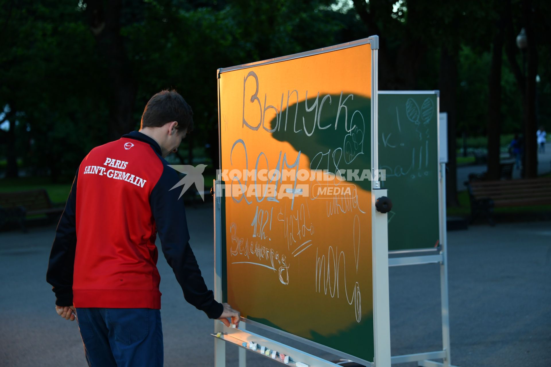 Москва. На выпускном вечере в Парке Горького.