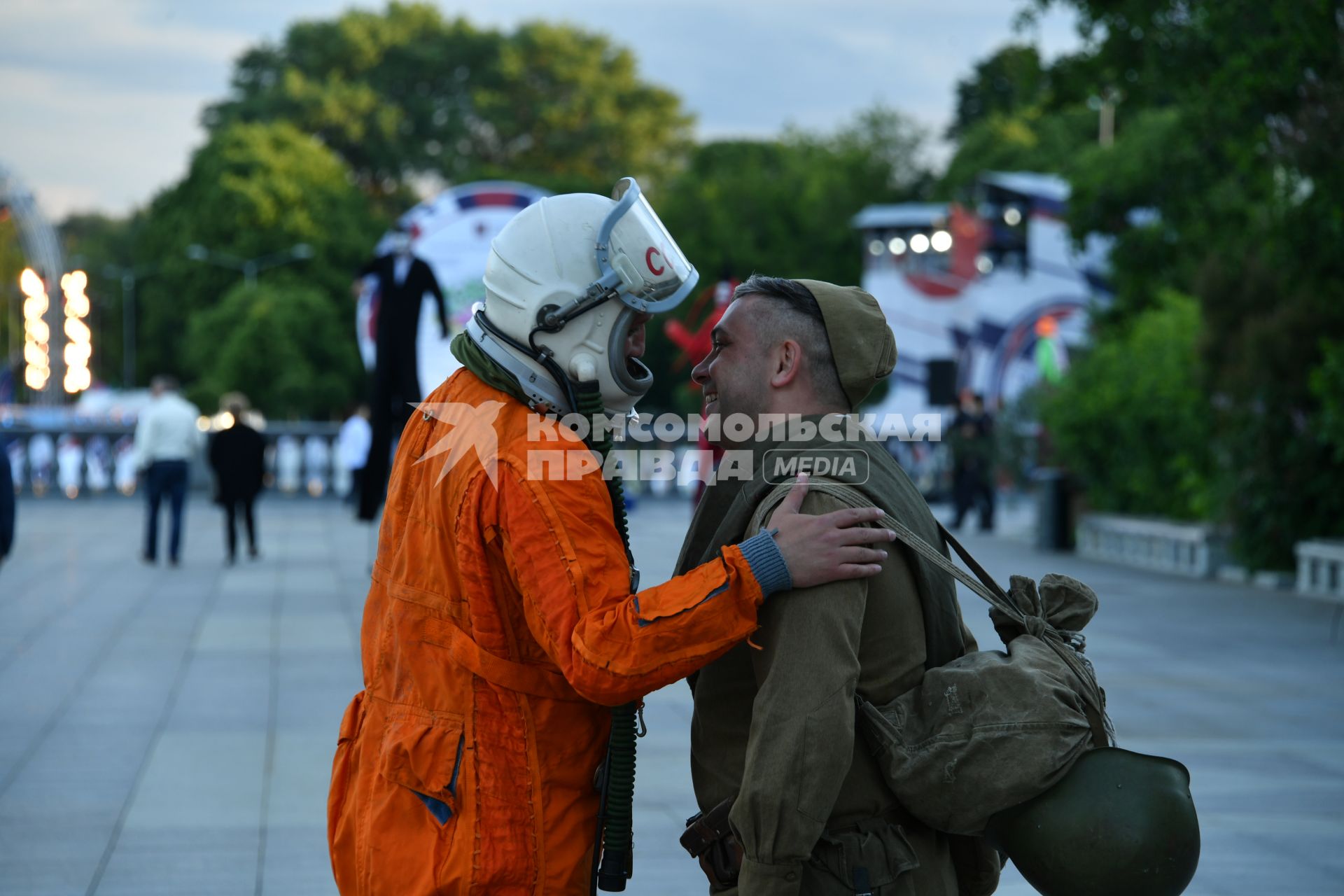 Москва.  На выпускном вечере в Парке Горького.