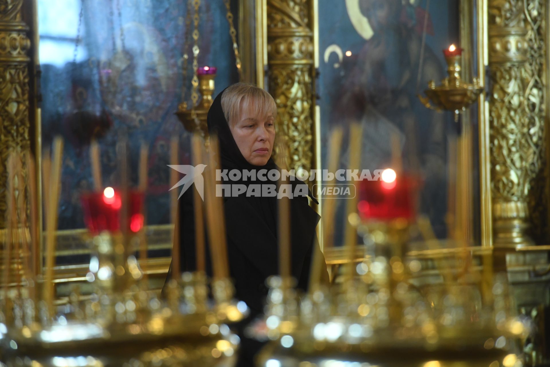 Москва. Вдова  Ильи Глазунова Инесса Орлова  в Елоховском соборе  во время отпевания художника  Ильи Глазунова.