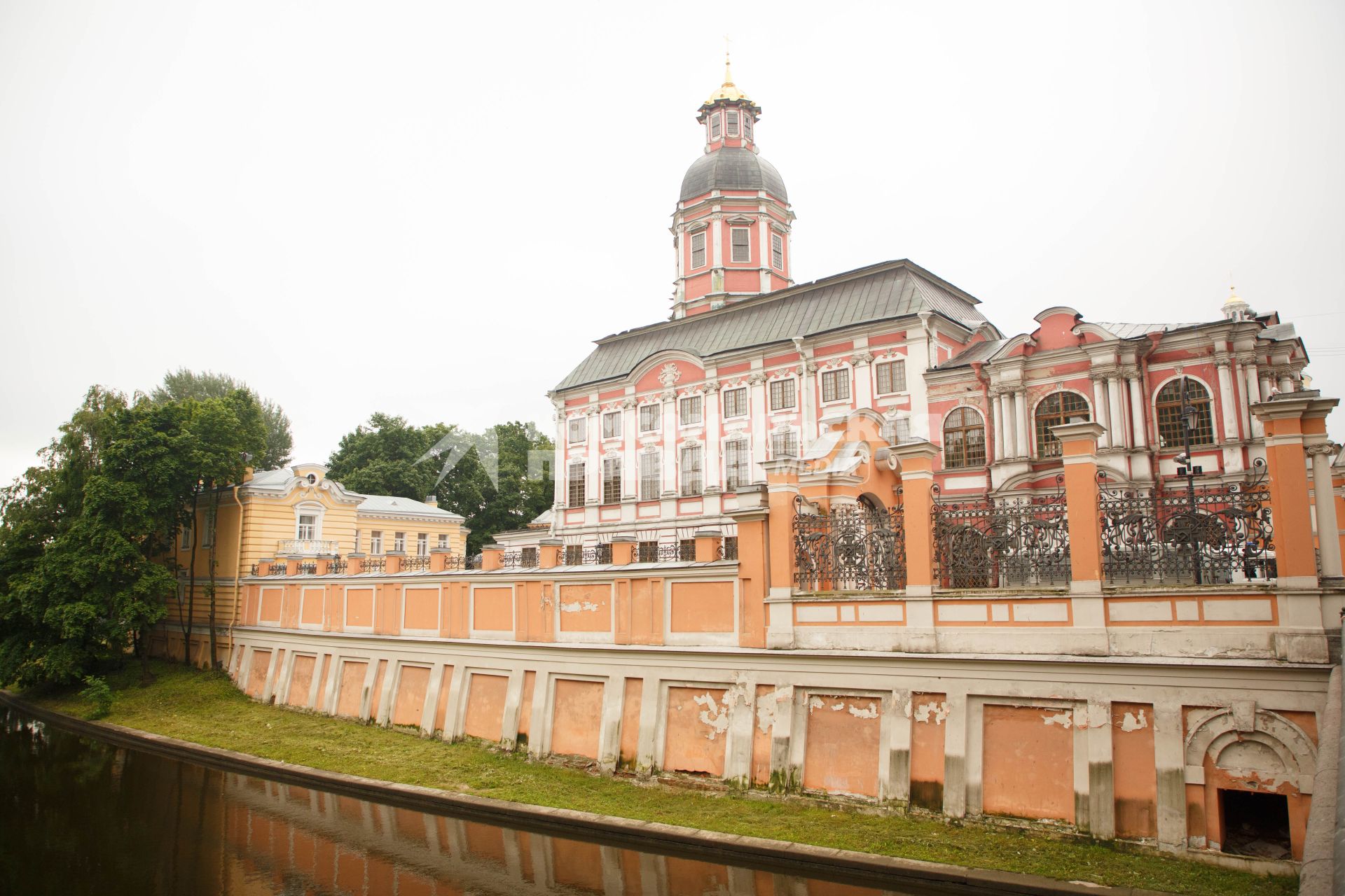 Санкт-Петербург. Свято-Троицкий собор Александро-Невской лавры.