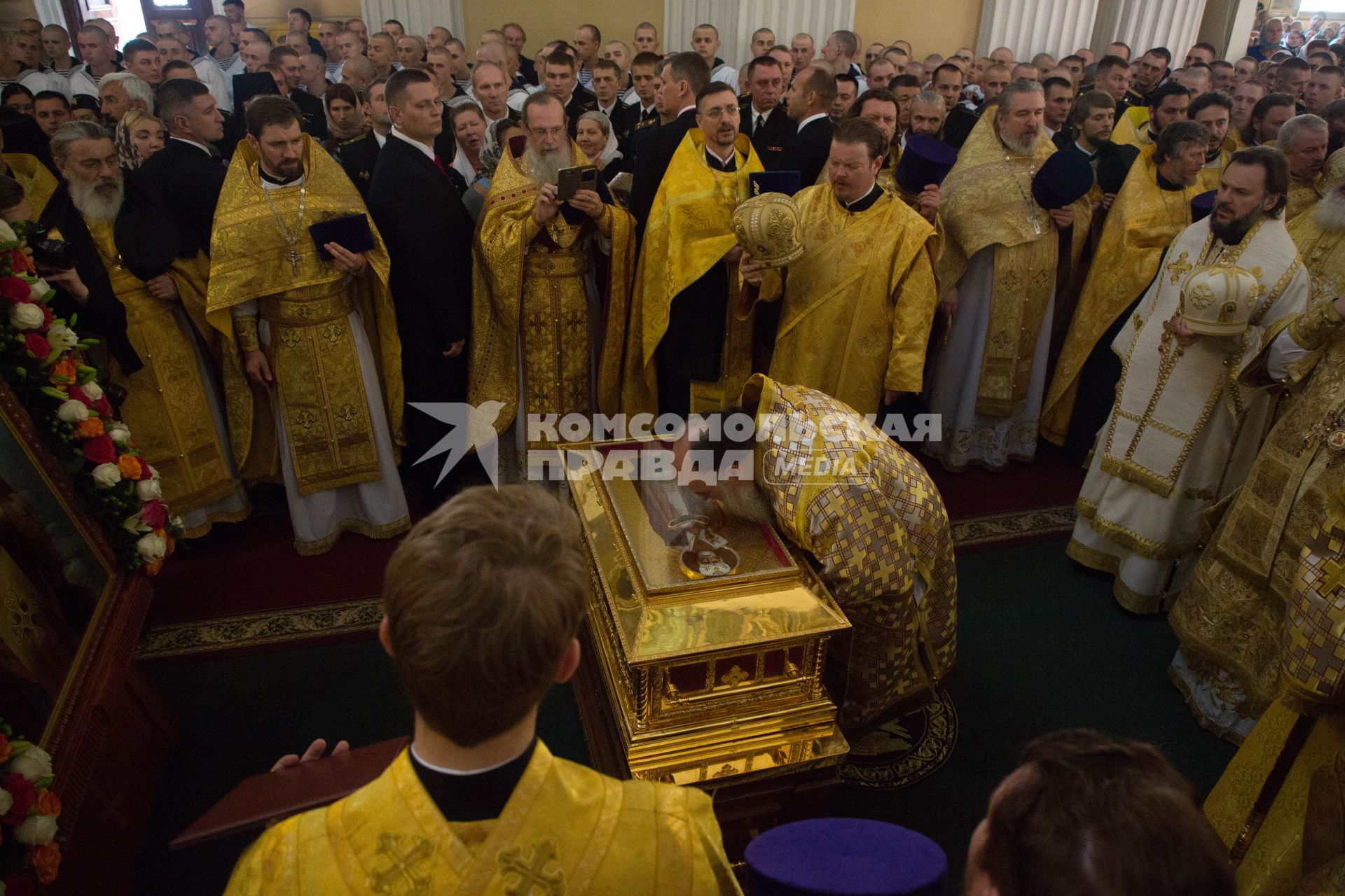 Санкт-Петербург. Богослужение в Свято-Троицком соборе Александро-Невской лавры, куда доставили ковчег с мощами святителя Николая Чудотворца.