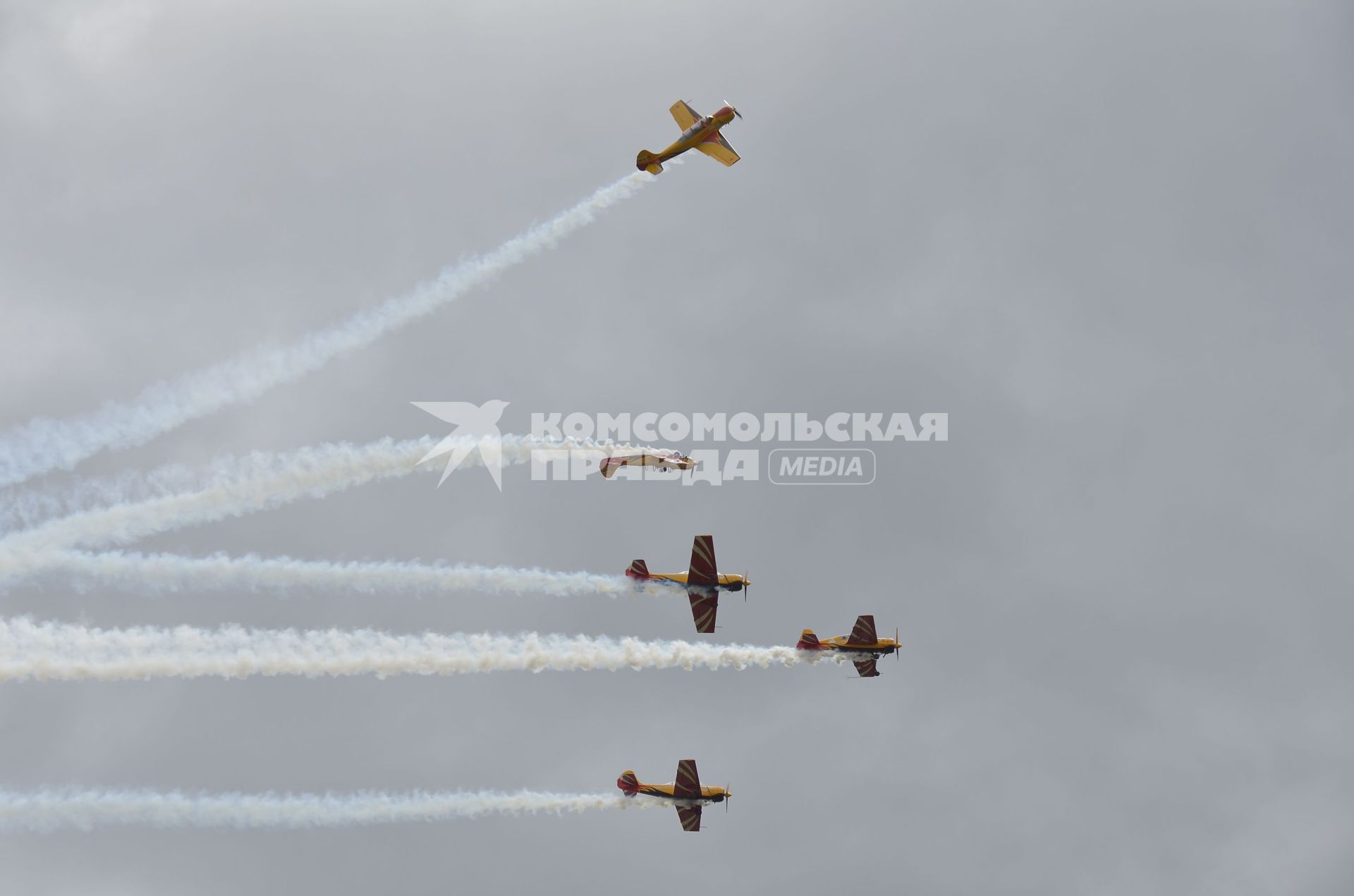 Тула. Самолет Як-52 пилотажной группы `Первый полет` во время V чемпионата мира по самолетному спорту на аэродроме `Клоково`.