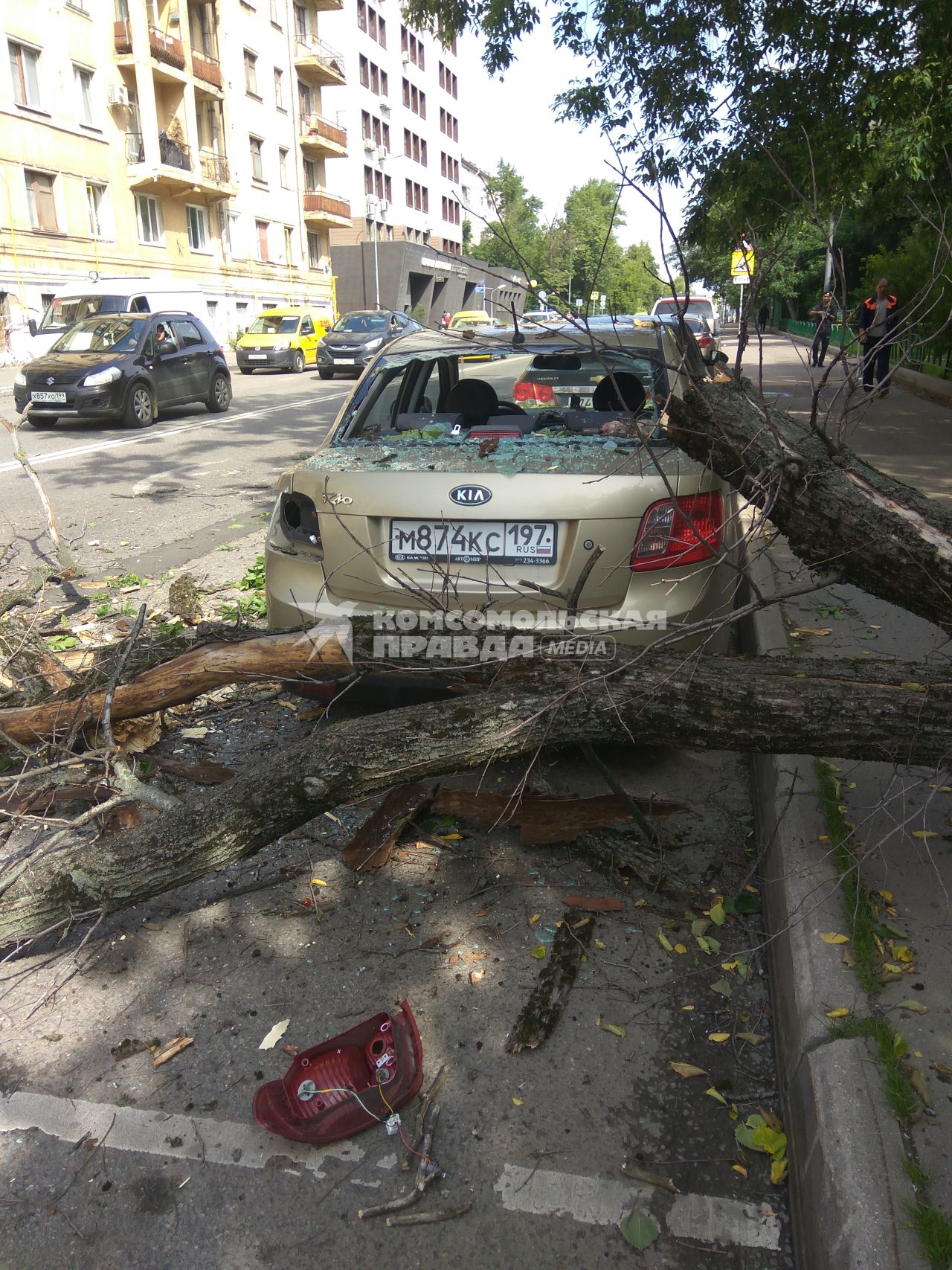 Москва.  Автомобиль, поврежденный упавшим деревом во время урагана на одной из улиц города.