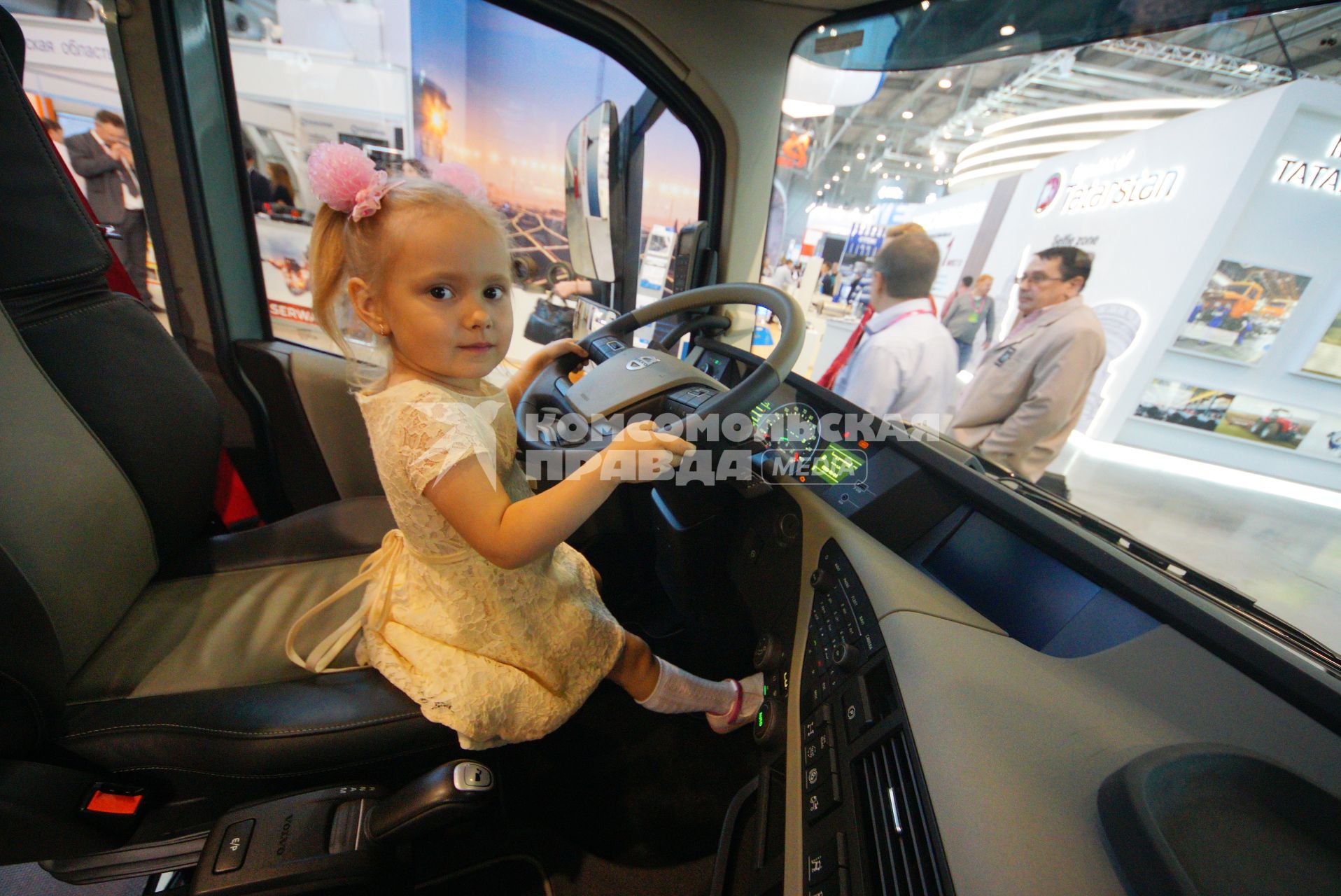 Екатеринбург. Маленькая девочка за рулем грузовика Volvo. Международная промышленная выставка \'Иннопром-2017 \'