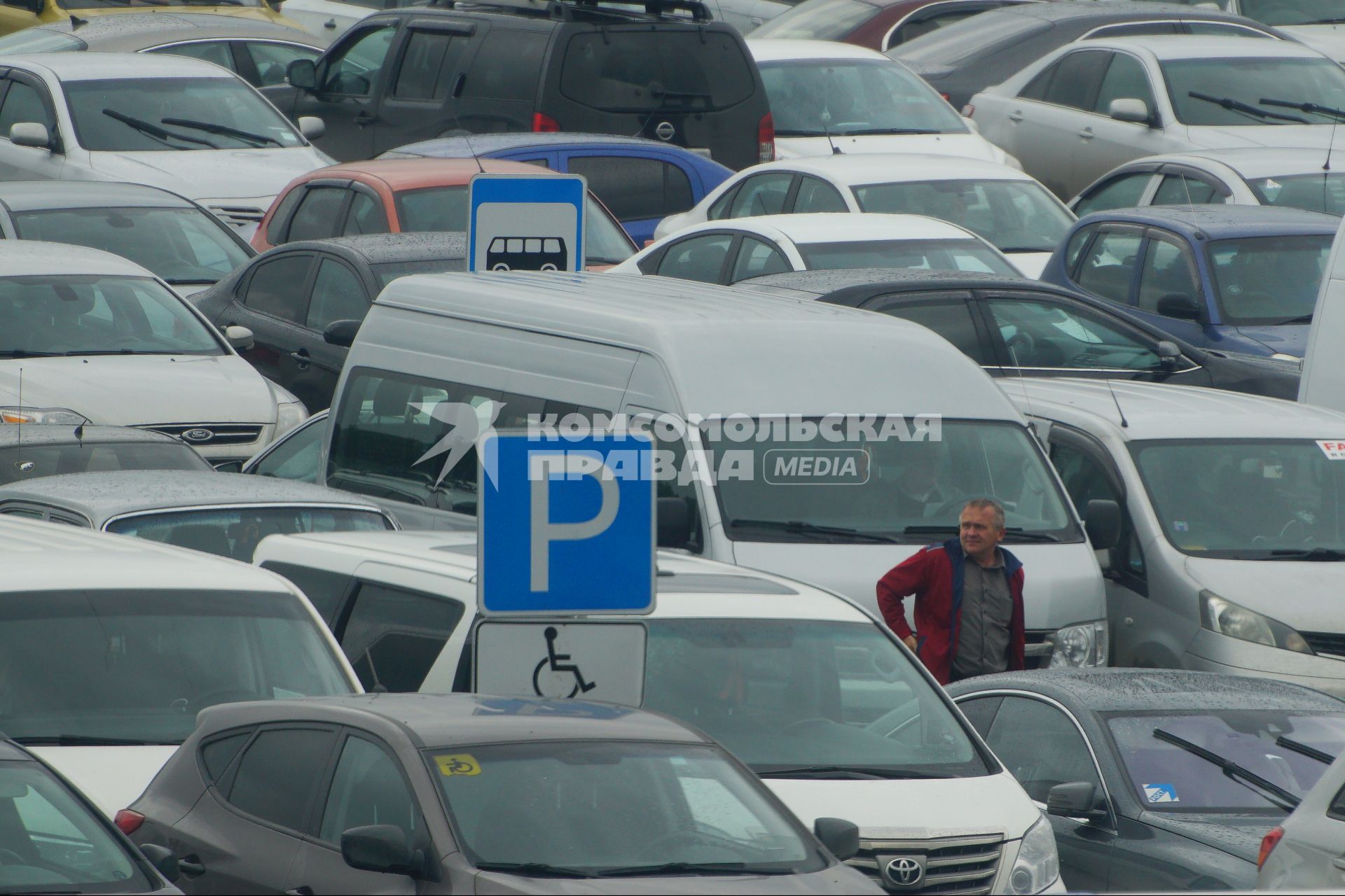 Екатеринбург. Мужчина на автомобильной стоянке. Международная промышленная выставка \'Иннопром-2017 \'