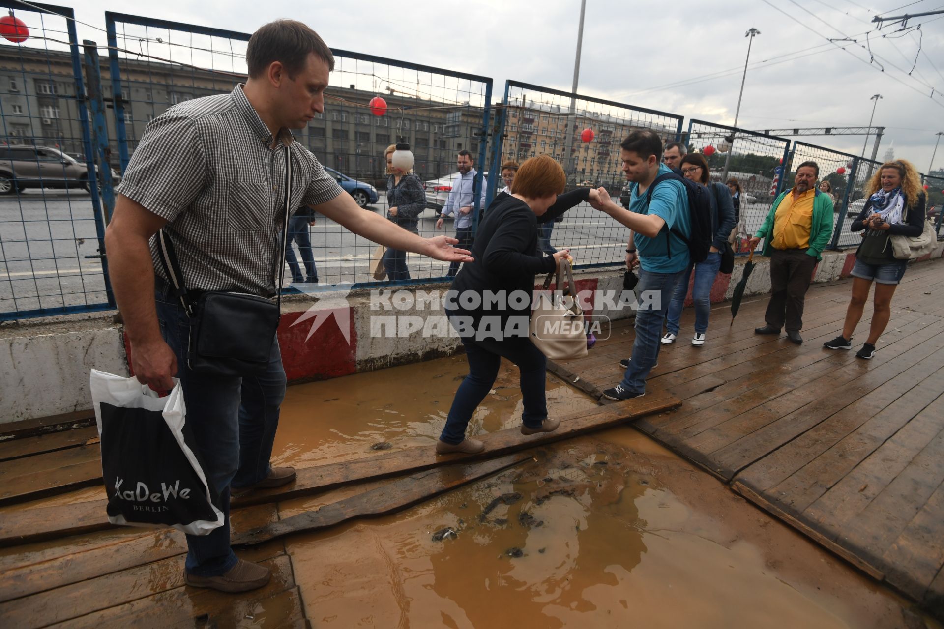 Москва. Последствия сильного дождя возле метро `Динамо`.