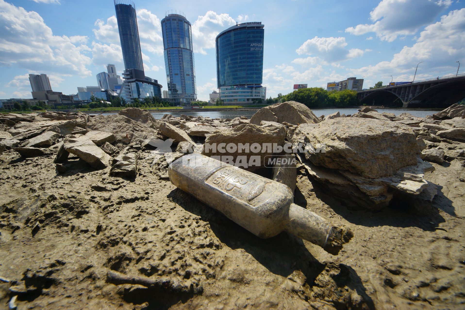 Екатеринбург. Бутылка на дне городского пруда обмелевшего из-за сброса воды