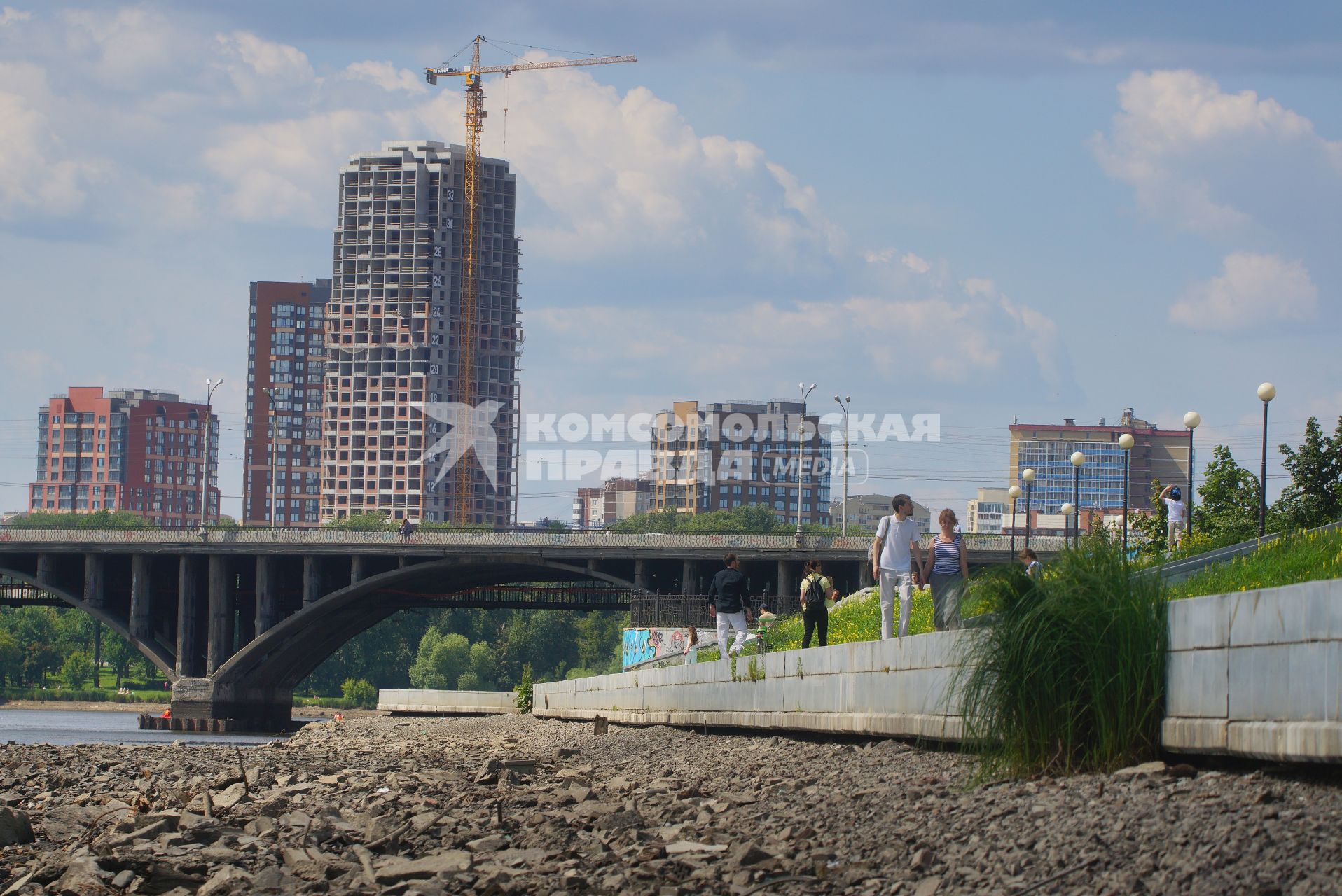 Екатеринбург. Набережная городского пруда с  обмелевшим дном из-за сброса воды