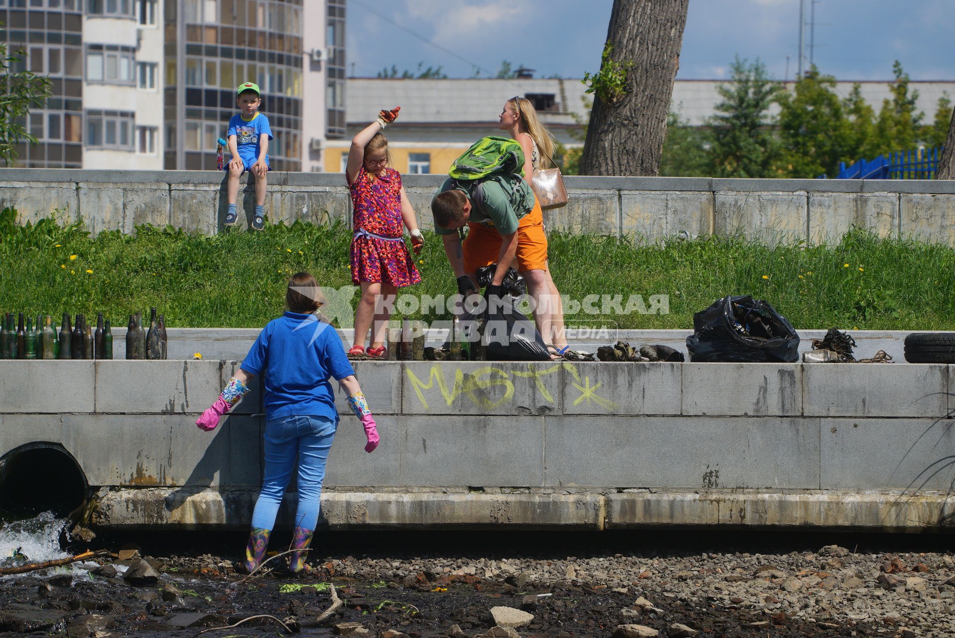 Екатеринбург. Волонтеры собирают мусор с берегов городского пруда обмелевших из-за сброса воды