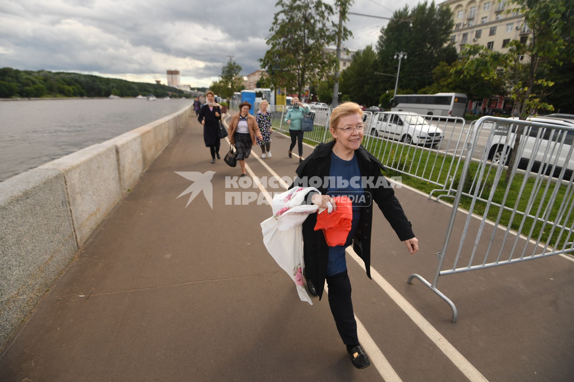 Москва. Член Совета Федерации Елена Мизулина в очереди к мощам Николая Чудотворца  в Храм Христа Спасителя.