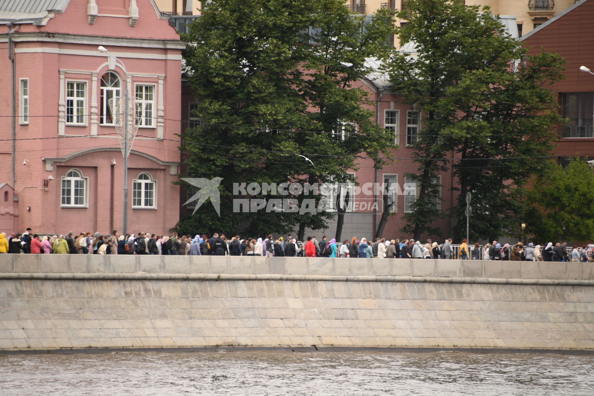 Москва. Очередь к мощам Николая Чудотворца  в Храм Христа Спасителя.