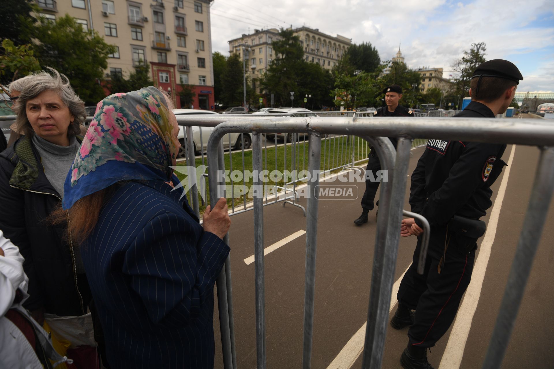 Москва. Женщины в очереди к мощам Николая Чудотворца  в Храм Христа Спасителя.