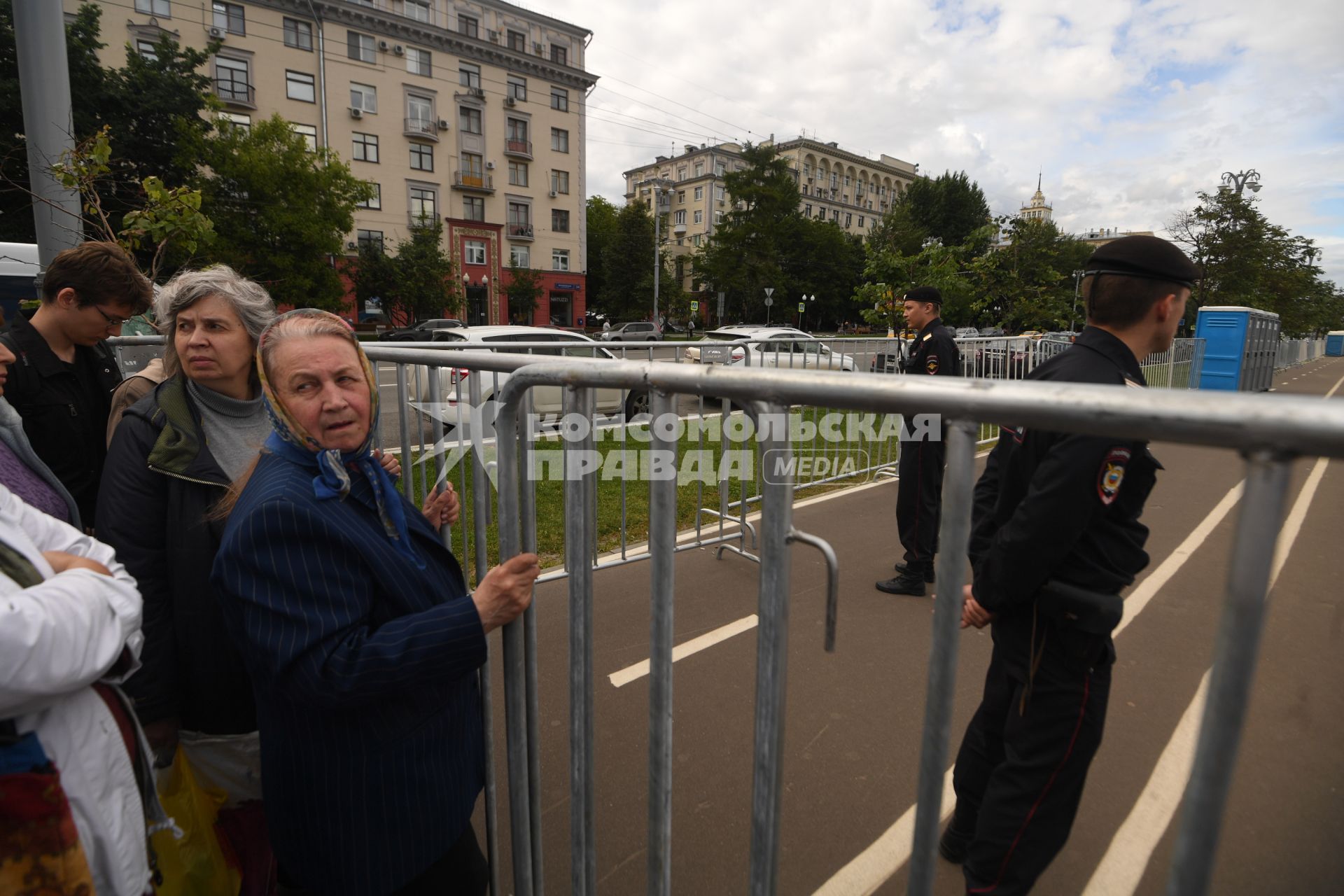 Москва. Женщины в очереди к мощам Николая Чудотворца  в Храм Христа Спасителя.