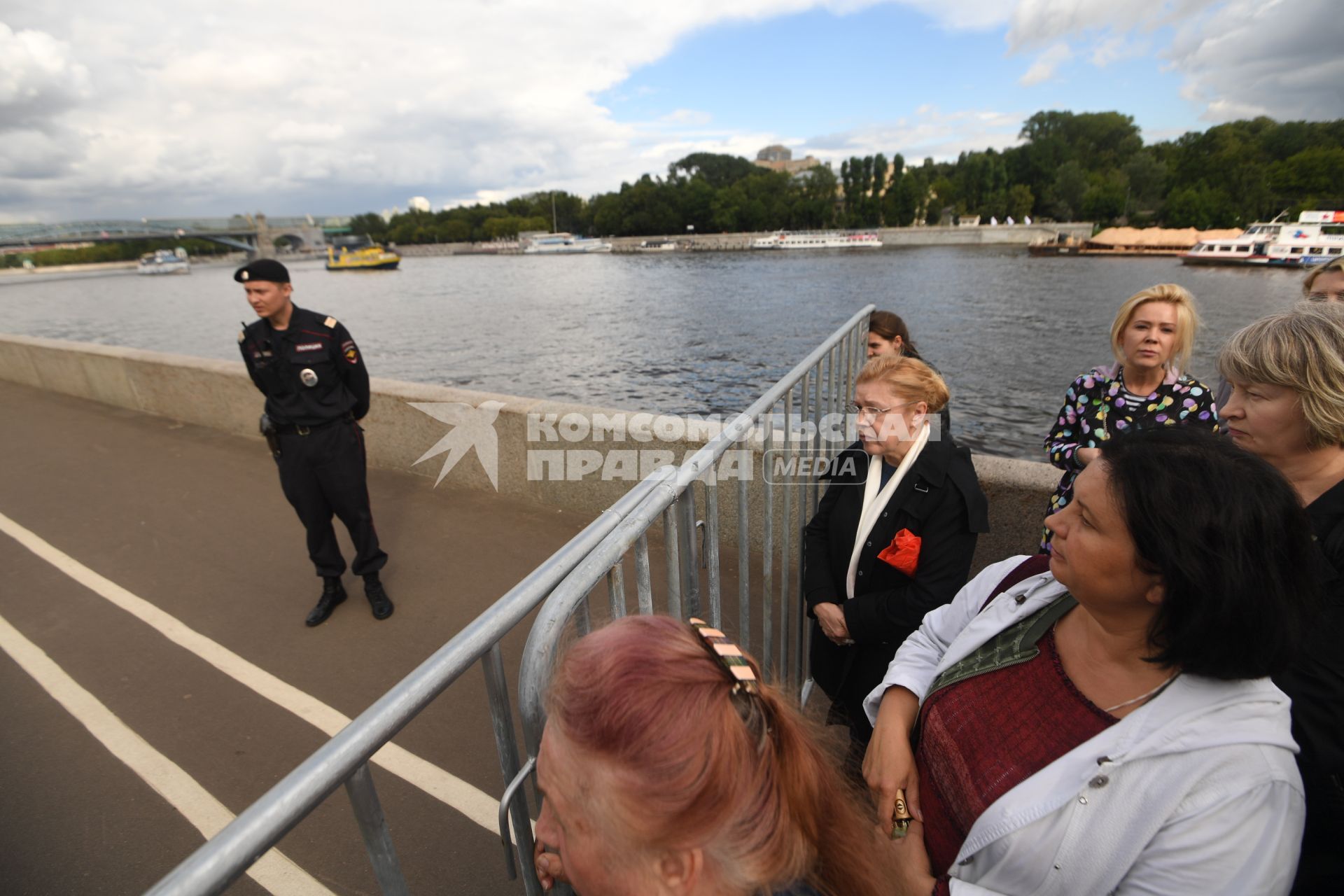 Москва. Член Совета Федерации Елена Мизулина в очереди к мощам Николая Чудотворца  в Храм Христа Спасителя.