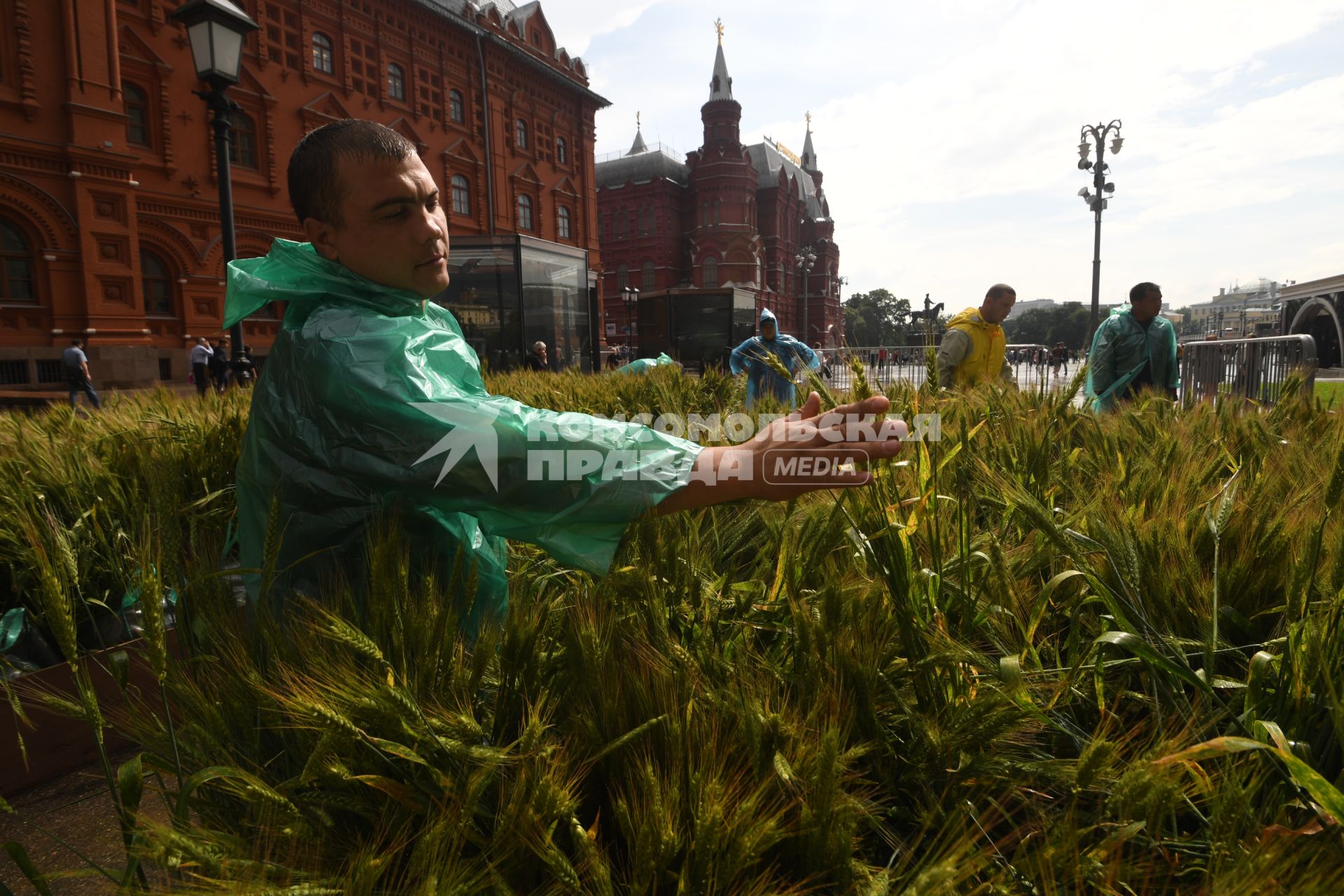 Москва. Подготовка к открытию фестиваля `Московское лето` на площади Революции.