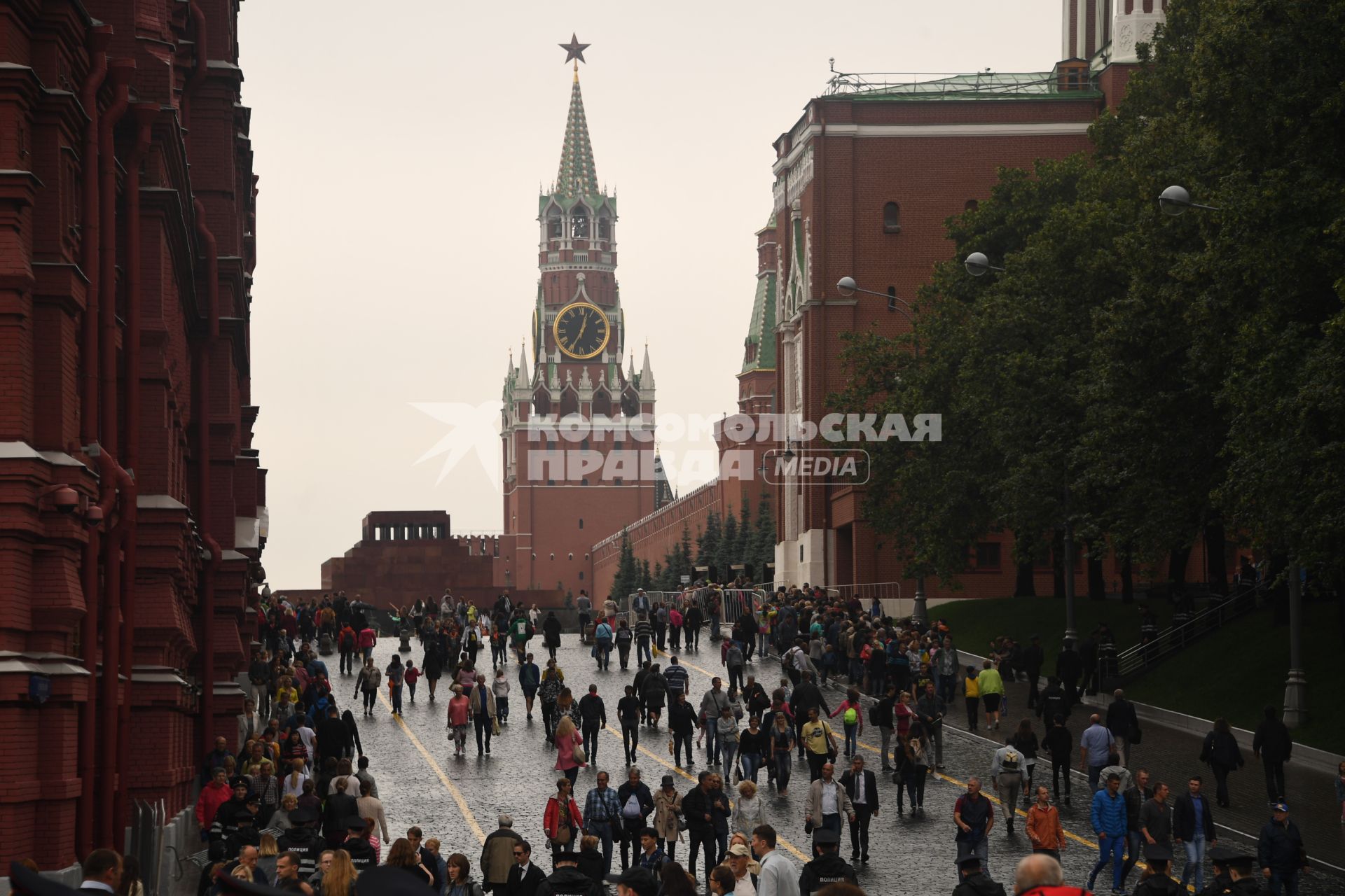 Москва. Вид на Спасскую башню Кремля с Кремлевского проезда.