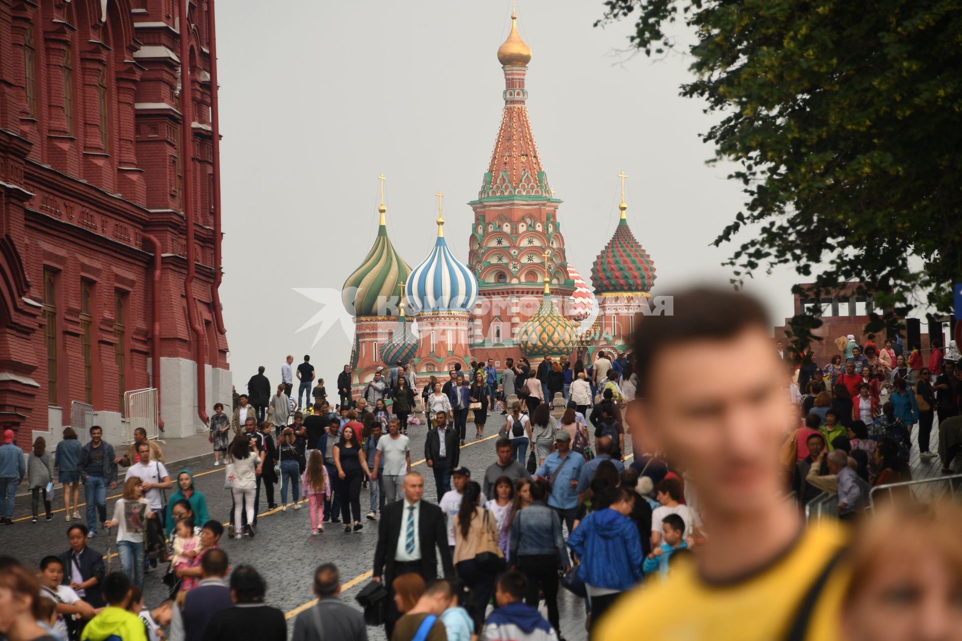 Москва. Вид на храм Василия Блаженного с Кремлевского проезда.