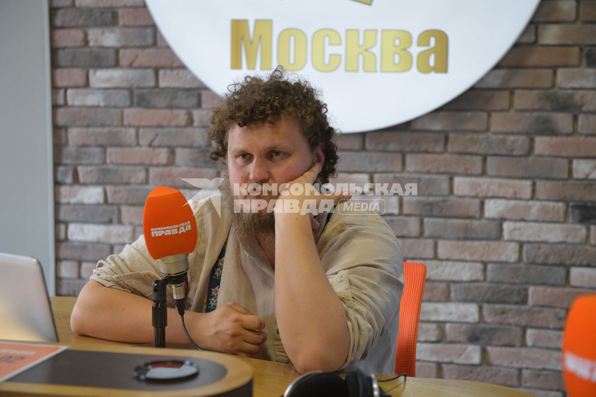 Москва. Фермер-сыровар Олег Сирота в прямом эфире радио `Комсомольская правда`.