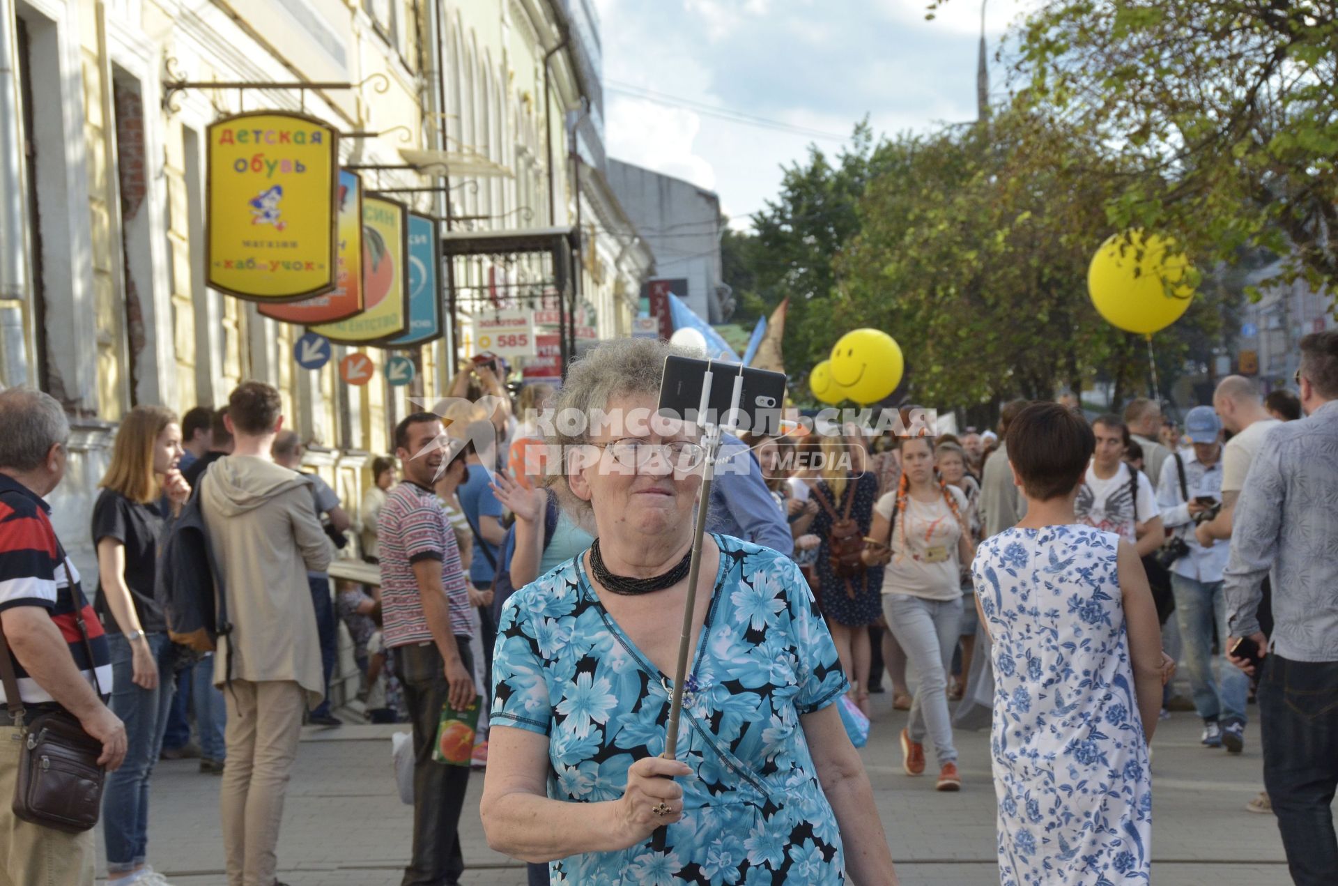 Тула.  Женщина делает селфи на улице.