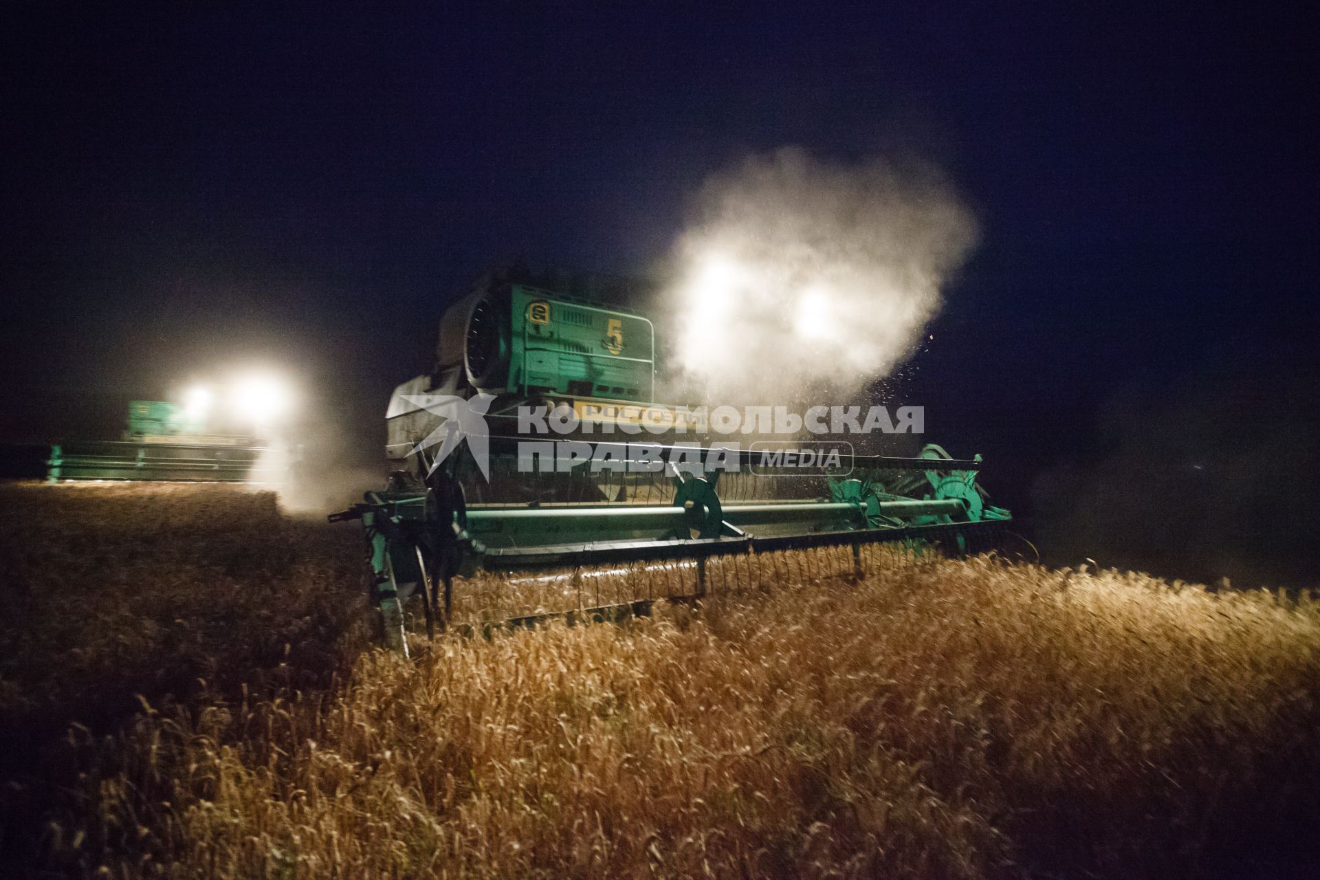 Ставропольский край, с. Каново. Ночная уборка пшеницы.