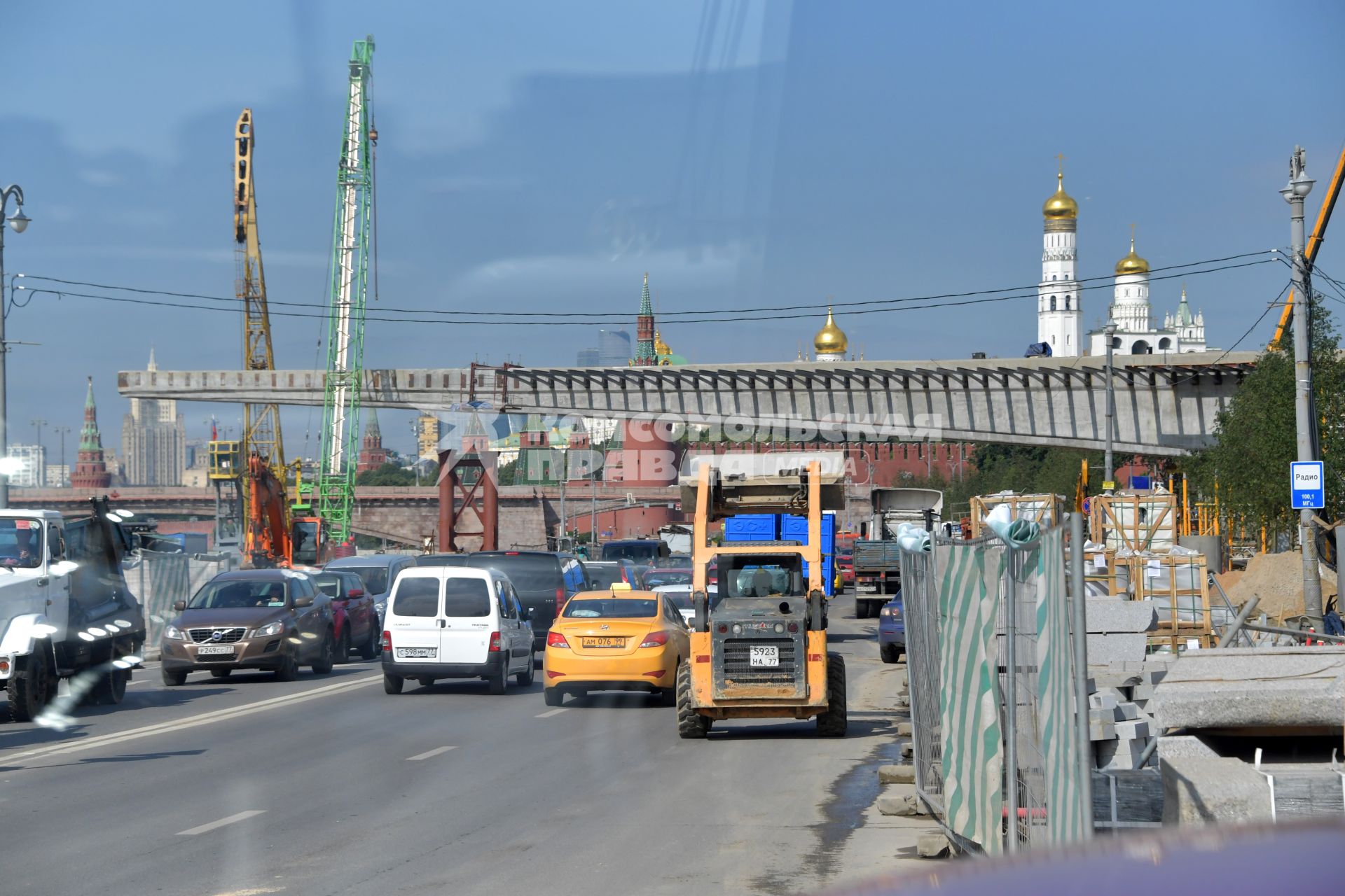 Москва. Машины на Москворецкой набережной , где ведется реконструкция.