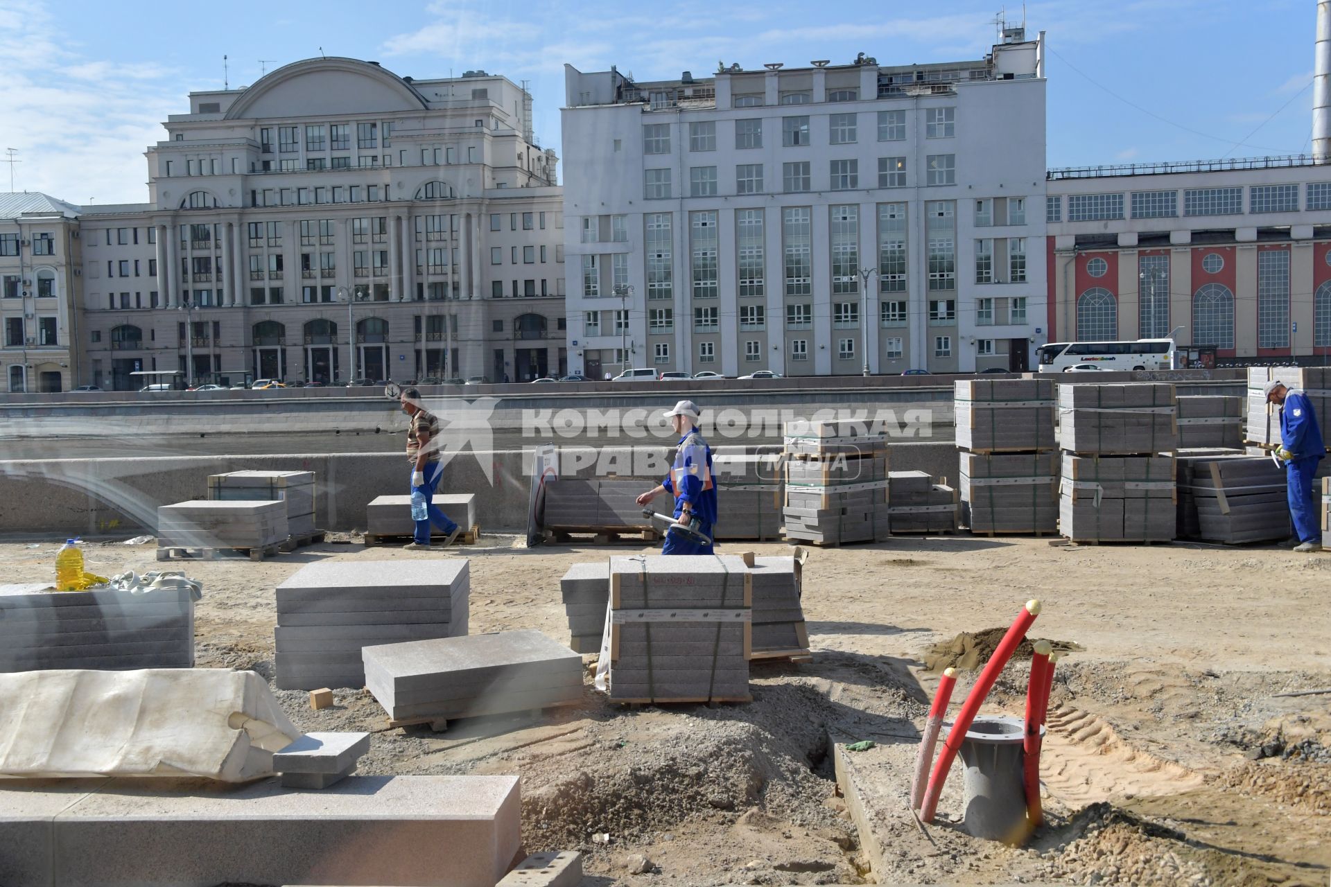 Москва. Рабочие укладывают плитку  на Москворецкой набережной .