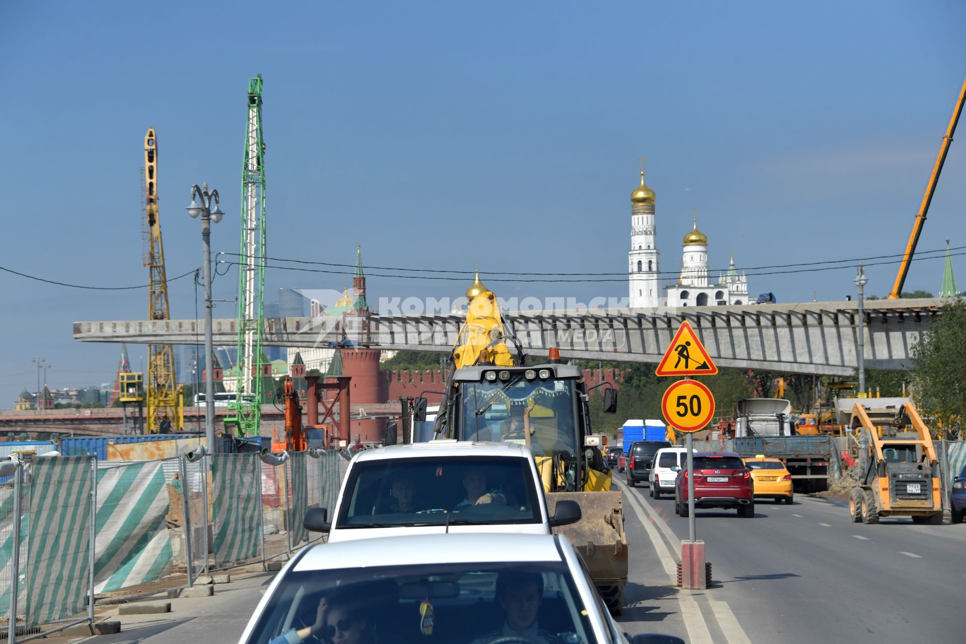 Москва. Машины на Москворецкой набережной , где ведется реконструкция.