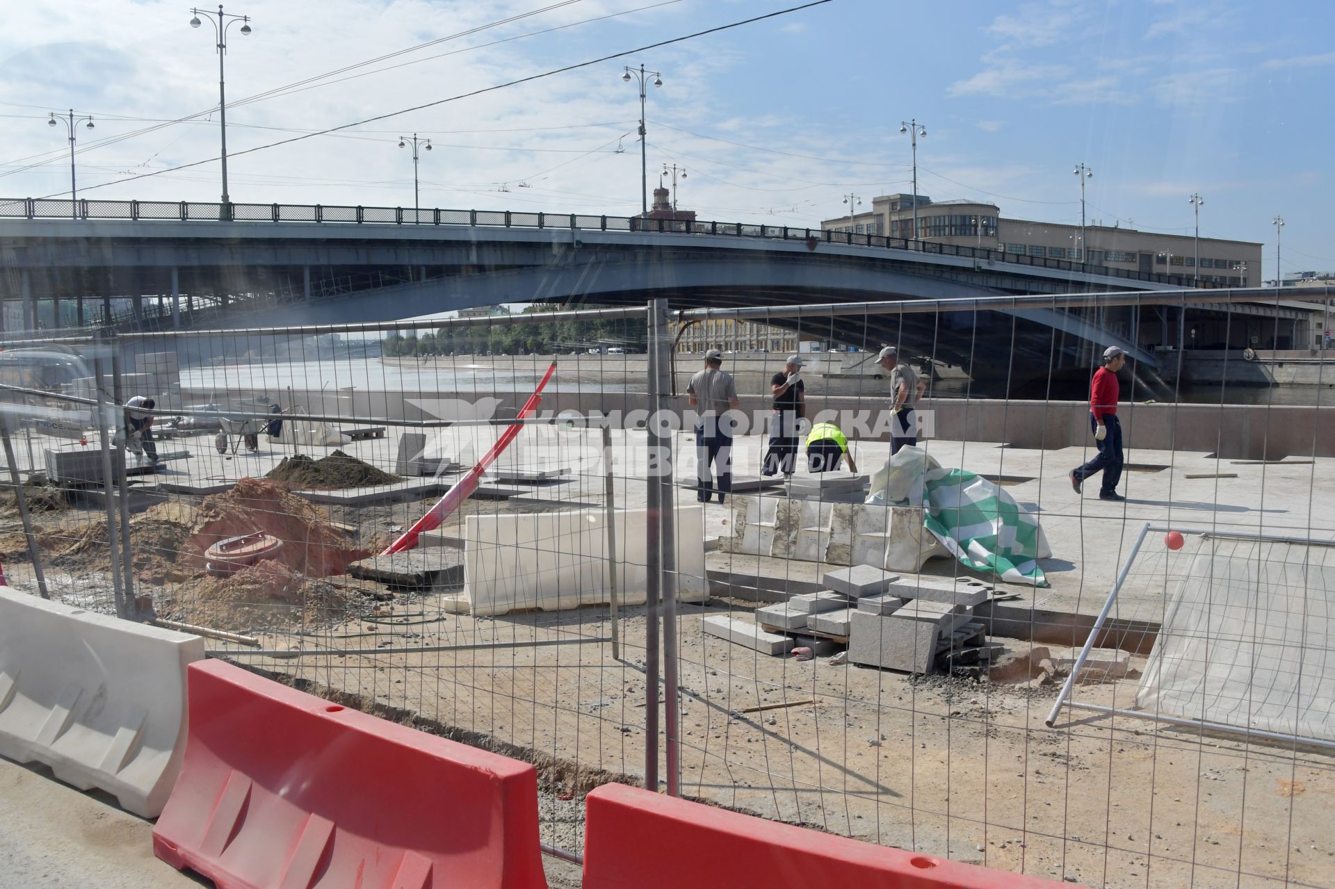 Москва. Рабочие укладывают плитку  на Москворецкой набережной .