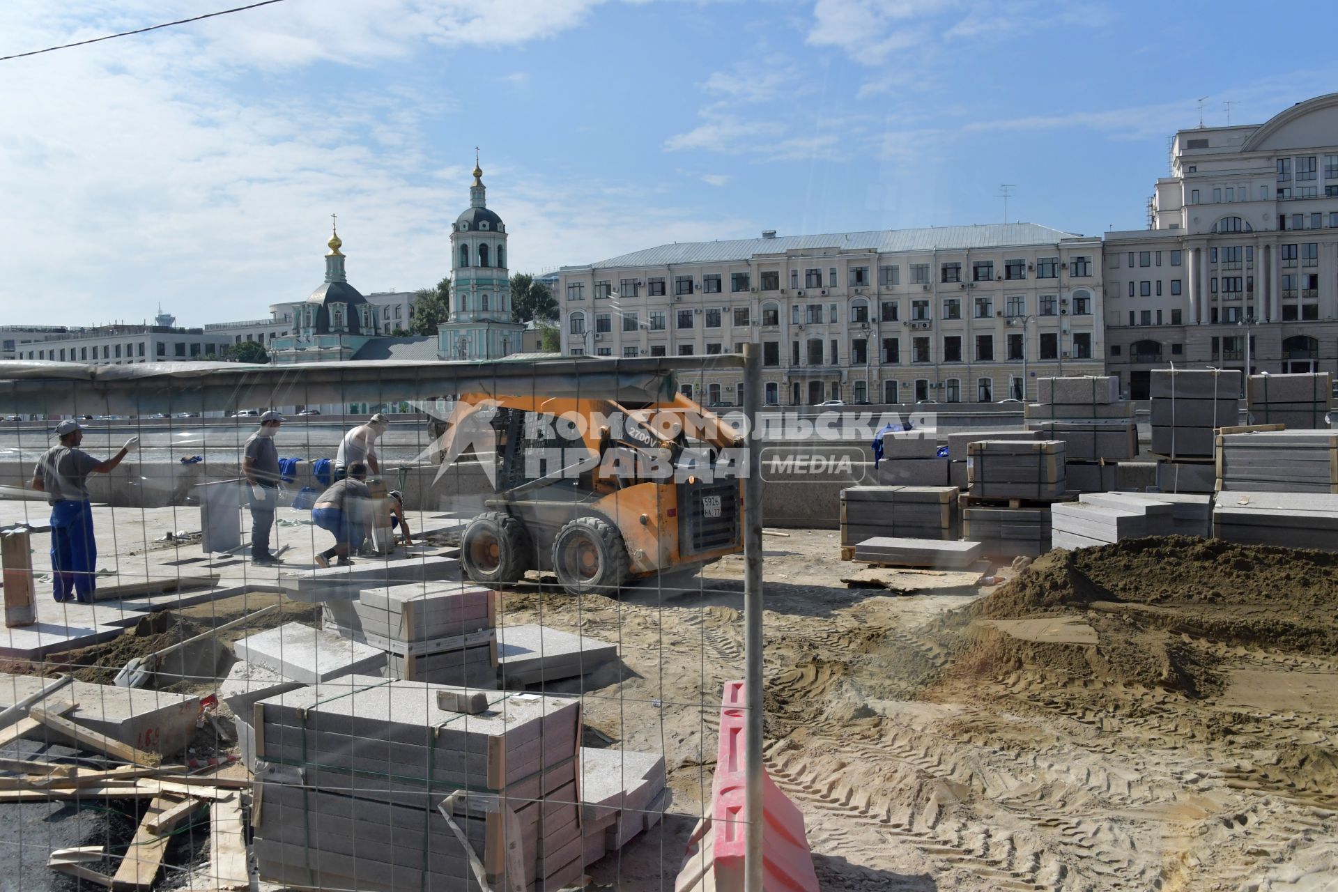 Москва. Рабочие укладывают плитку  на Москворецкой набережной .