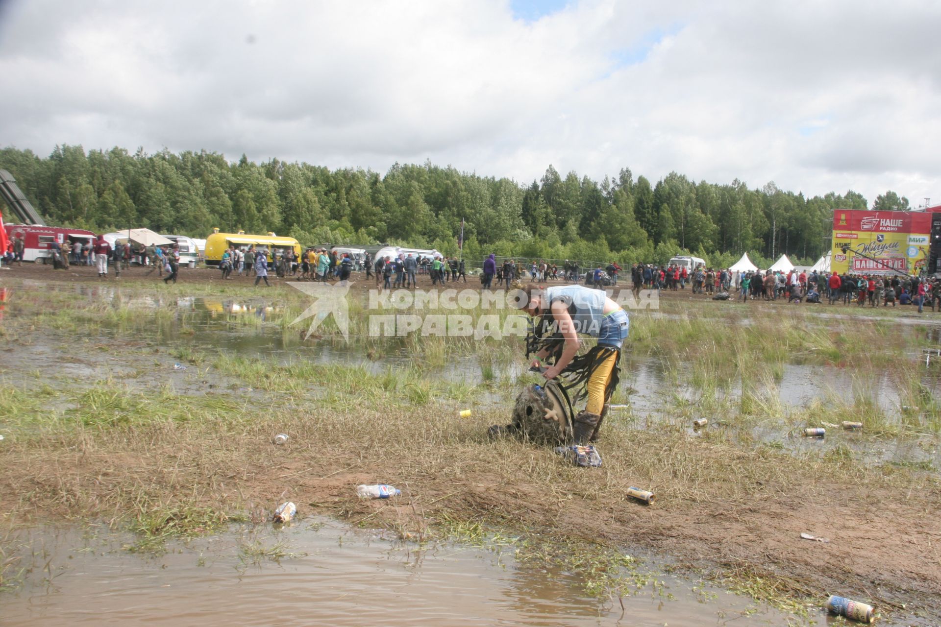 Диск 225. вода грязь мусор банки мужчина панк