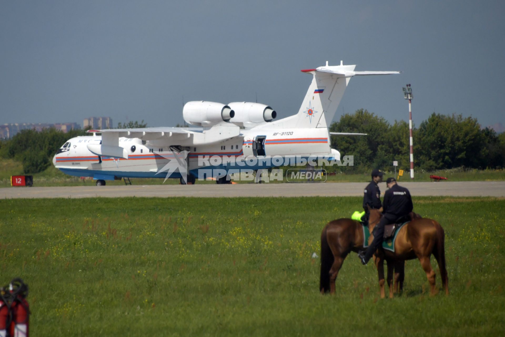 Московская область, Жуковский.   Российский   самолет-амфибия (летающая лодка) БЕ-200ЧС `Альтаир` на XIII Международном авиационно-космическом  салоне  МАКС-2017.